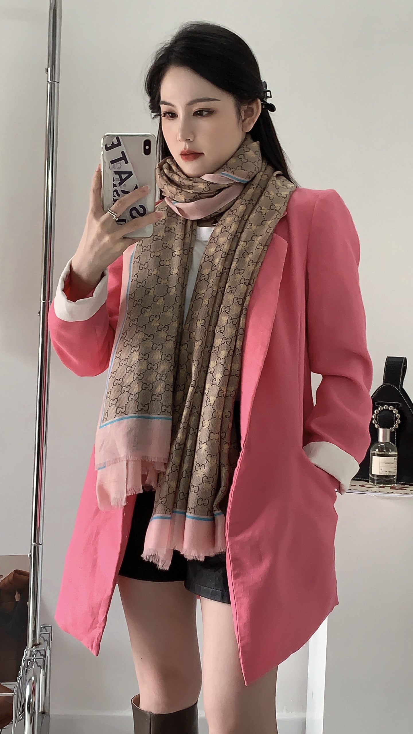 NO:338604,GUCCI new model!  Printing craftsmanship, sparse layered design, exquisite, really special, the upper body is simply, and it exudes an elegant temperament without talking】 Compared with printing and dyeing, it has a unique rough and elegant beauty, very aura, big brand aura and a little pure beauty 110*200cm full cashmere high-version scarf, high-version scarf, gucci19860909GUCCI新款！ 印花工艺 稀疏层次设计 配以精美 真心特别 上身简直了 围着不说话都散发着优雅气质】相对于印染,有着独特的粗狂大雅美,很有气场大牌气场又带点纯美110*200cm 全羊绒高版本围巾,高版本围巾,gucci,scarf