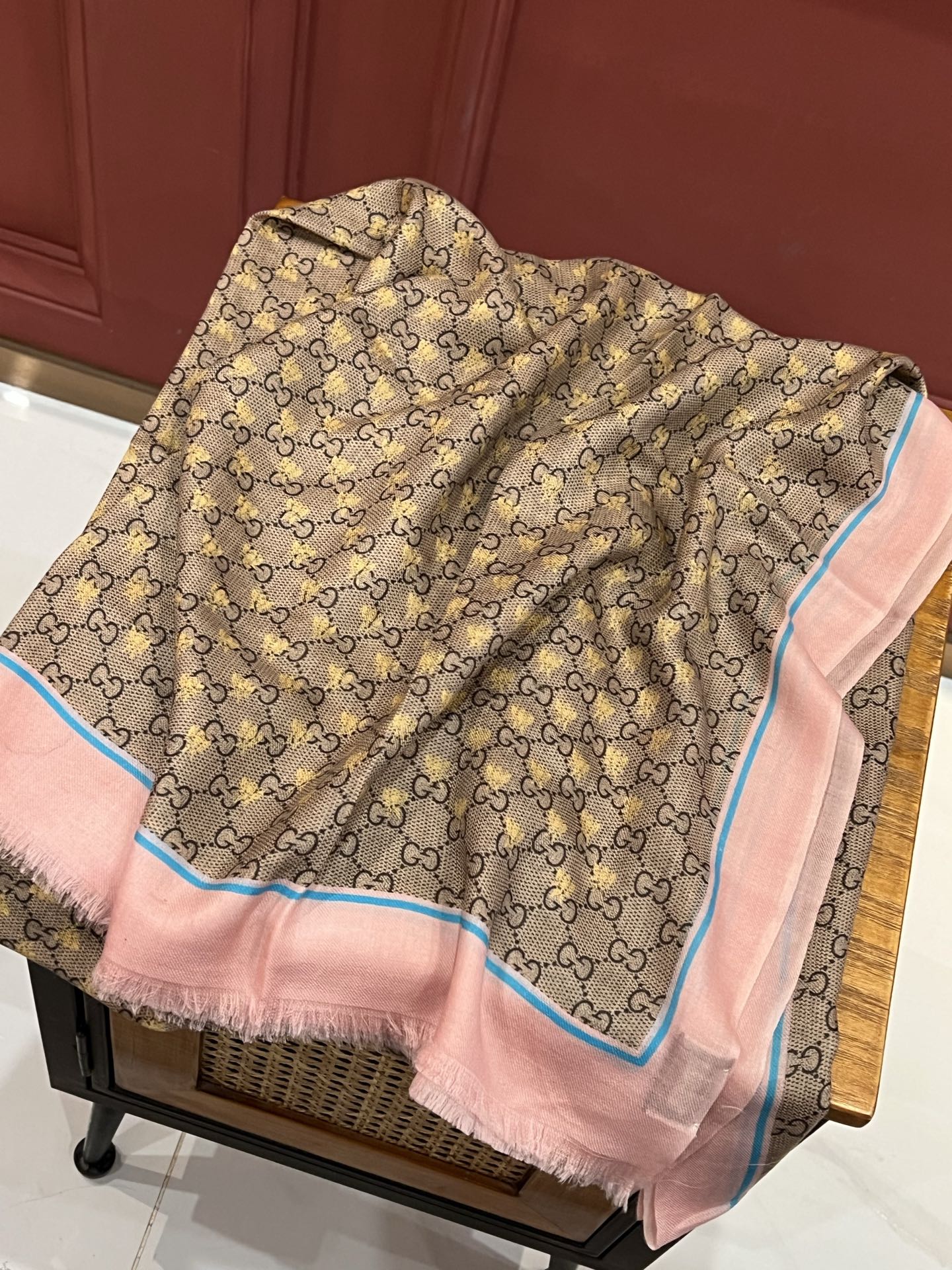    ✨✨GUCCI新款！ 印花工艺  稀疏层次设计  配以精美  真心特别  上身简直了‼️ 围着不说