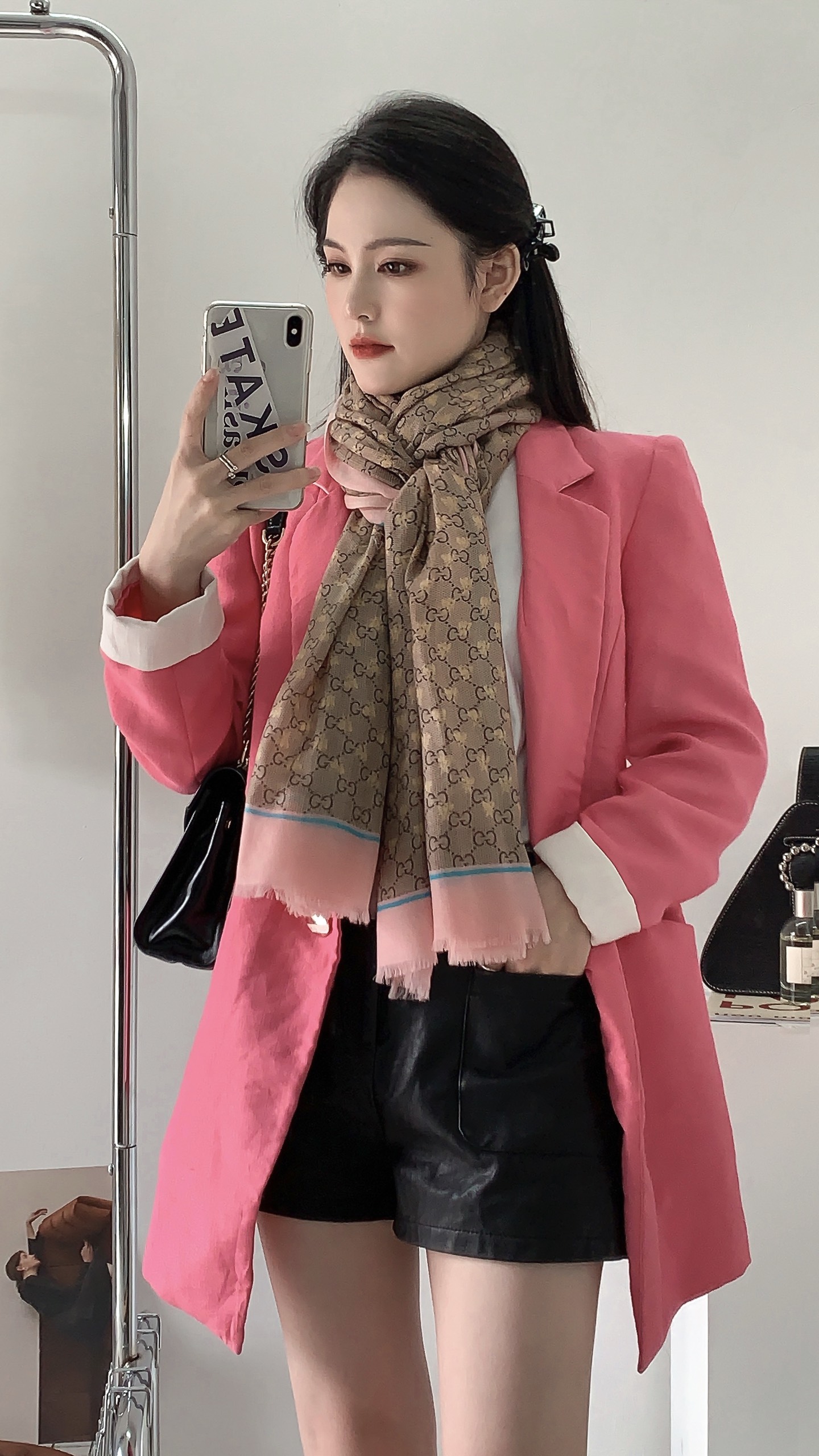    ✨✨GUCCI新款！ 印花工艺  稀疏层次设计  配以精美  真心特别  上身简直了‼️ 围着不说