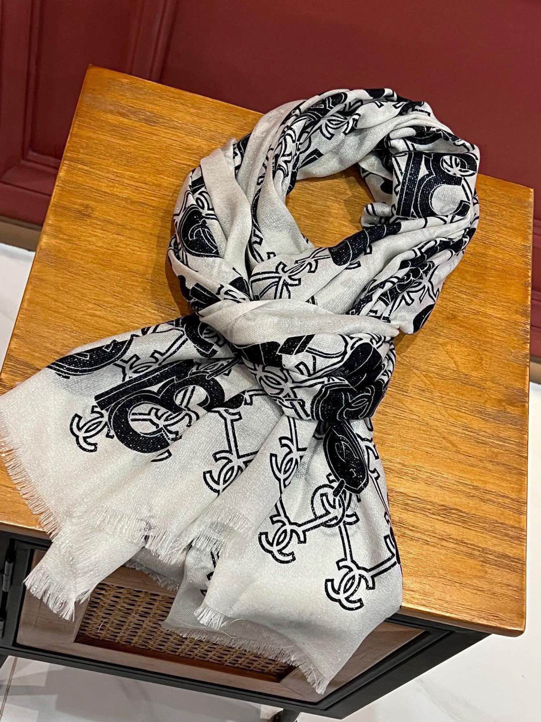  上新🌟 会发光发亮的围巾 💄💋新款客供银线💖羊绒面料长巾 😘美翻了流泪【手绘LOGO银线长巾】御用殿堂