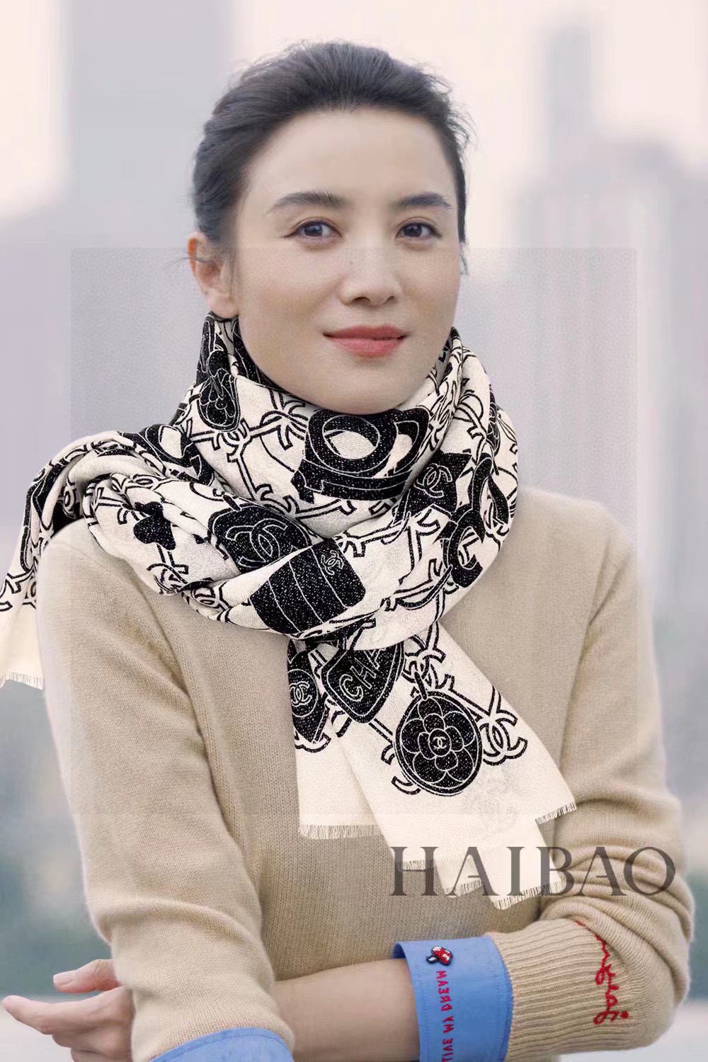 NO:338528,New scarf that will shine. New customer-supplied silver-line cashmere fabric long scarf. Beautiful [Tear] [Hand-painted LOGO silver-line long scarf] The imperial palace-level super new counter is on sale. The unique design style of pure cashmere sequins and rich in Xiangjia classic LOGO pattern printing. It is extremely beautiful. Really, the upper body is extremely luxurious and high-end. Rare~ Small expensive~ Look good or not. Look at it yourself. Size 110x200cm. Large long scarf, top-level pure cashmere high-version scarf, high-version scarf, chanel19860909上新 会发光发亮的围巾 新款客供银线羊绒面料长巾 美翻了[流泪]【手绘LOGO银线长巾】御用殿堂级极新款专柜在售 纯羊绒亮片独特设计风格加上富有香家经典LOGO图案印花 美丽至极 真的 上身极为奢华上档次 稀有～小贵～好看不好看自己看吧 尺寸110x200cm 大长巾,顶级纯羊绒高版本围巾,高版本围巾,chanel,scarf
