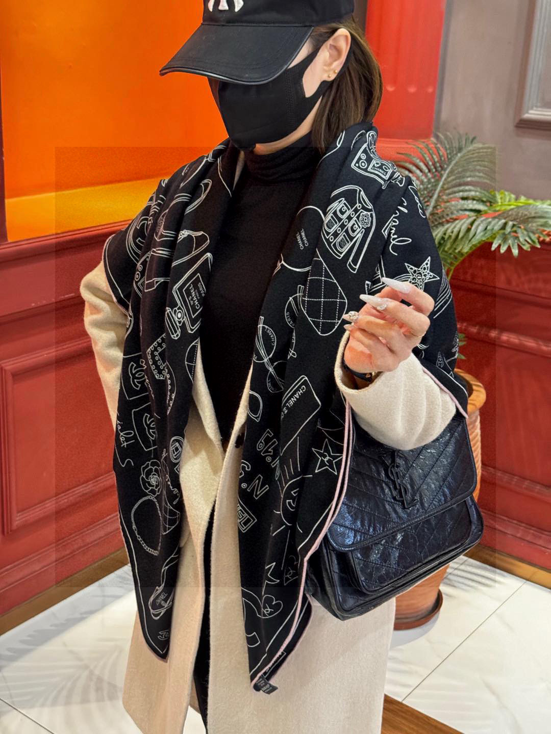 NO:338667,[Upgraded double-sided same color, encrypted fabric] New 140*140-table printing, black and white, high-end urban upstart!  Another encounter of camellia!  Absolute temperament Chanel Lady advanced tone] The elegance represented by Chanel is deeply rooted in everyone's heart, and no one can refuse such elegance and high-end!  !  The effect of this one is really simple and advanced!  !  The most advanced design is not too redundant!  !  Such a silk scarf is so beautiful!  Through the screen, the sisters must have felt it. This temperament is so terrible!  !  It can accurately hit every sister who loves beauty and fashion!  !  High-version scarf, high-version scarf, chanel19860909【升级双面同色 加密面料】 上新 140*140台版印花 黑白二色  高级都市新贵！山茶花的再一次邂逅！绝对的气质Chanel Lady高级调调】Chanel所代表的优雅,高贵已深人人心,没人能拒绝这样的优雅高级！！这款出来的效果真的非常简约高级！！没有太冗余的设计就是最高级的设计！！这样的丝巾,太美了太美了！隔着屏幕,姐妹肯定都感受到了,这款气质的要命！！能精准击中每一个爱美爱时髦的姐妹心尖尖上！！高版本围巾,高版本围巾,chanel,scarf