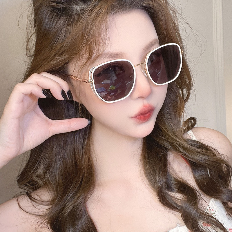 NO:370830,Gucci's classic square frame design, not picky about face shape, it looks very elegant whether it is matched with a coat or a dress, nylon polarized lenses prevent UV rays. Model G55810 glasses sunglasses sunglasses, glasses, gucci, skirts19860909Gucci经典的方框设计,不挑脸型,无论搭配大衣还是连衣裙都非常显气质尼龙偏光镜片预防紫外线 型号G55810眼镜墨镜太阳镜,眼镜,gucci,skirts,glasses