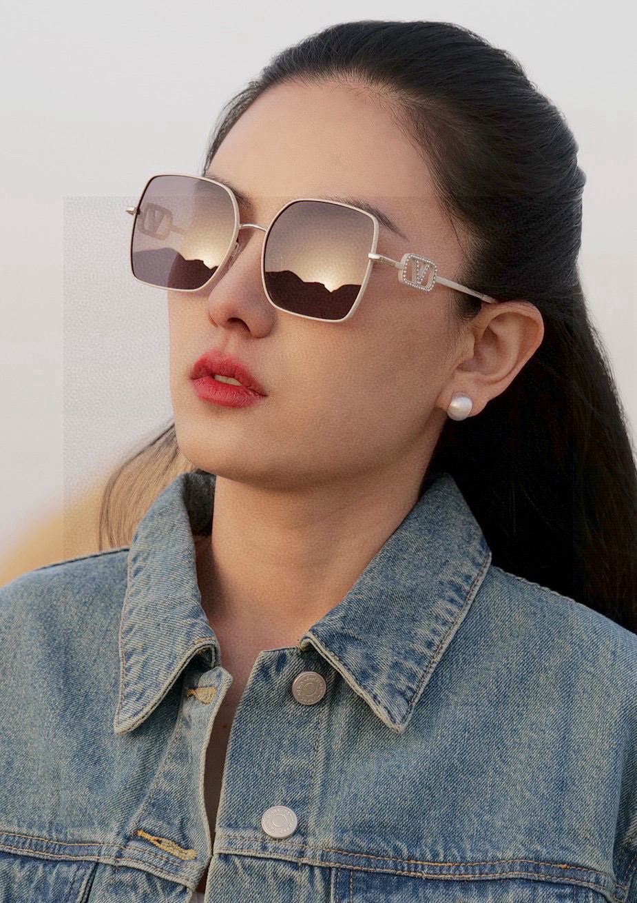 NO:370863,LV large frame sunglasses sunglasses classic square frame design, not picky about face shape, it looks very elegant whether it is matched with a coat or a dress, nylon lenses prevent UV rays. Model L7101 glasses sunglasses, glasses, louis vuitton, skirts19860909lv大框太阳镜墨镜经典的方框设计,不挑脸型,无论搭配大衣还是连衣裙都非常显气质尼龙镜片预防紫外线 型号L7101眼镜墨镜太阳镜,眼镜,louis vuitton,skirts,glasses