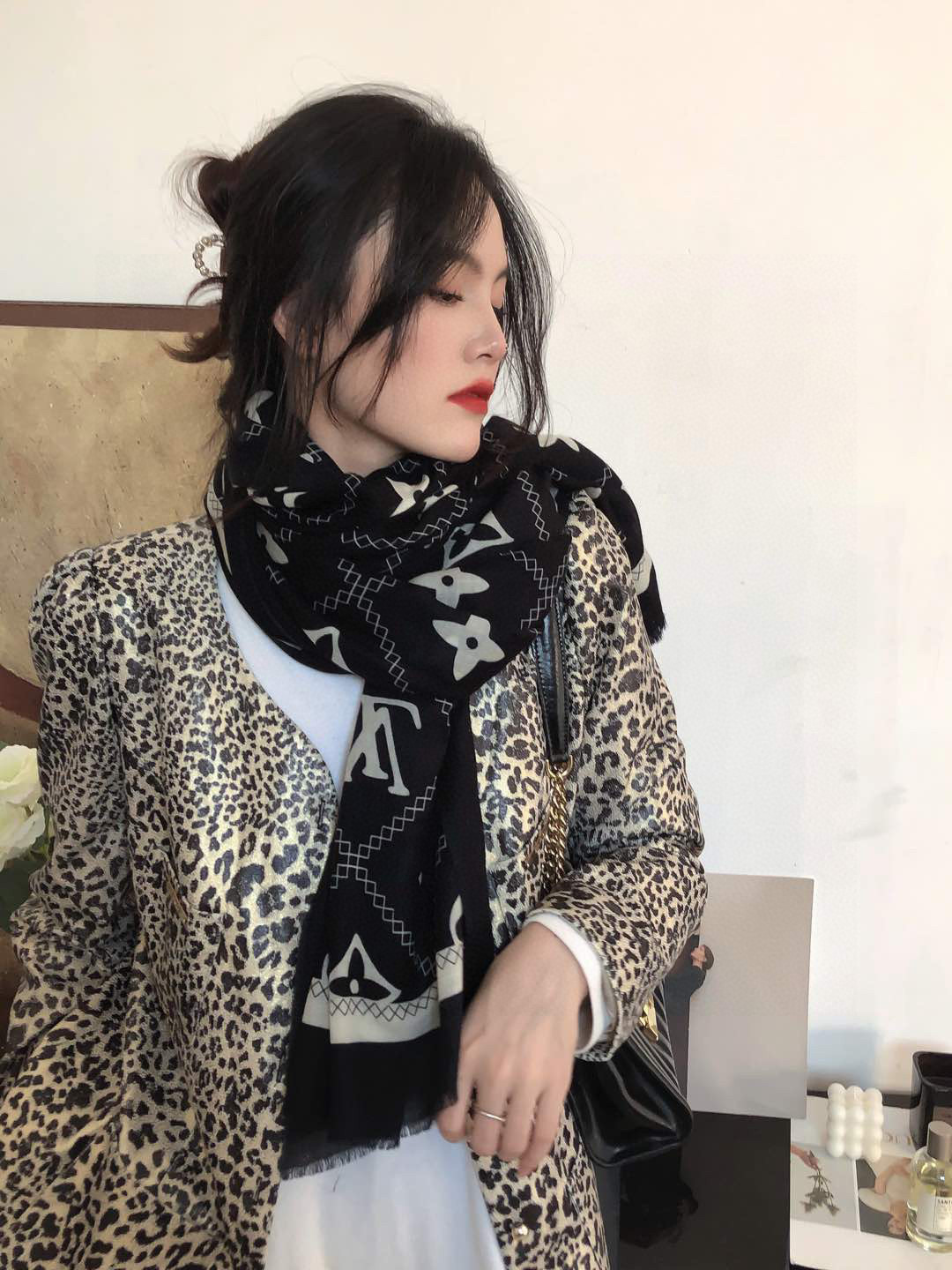   上新真心赞‼️【LV】薄羊绒长巾本款 羊绒长巾专柜同步‼️喷墨工艺呈现鲜活色彩。品质超级好‼️重磅巨
