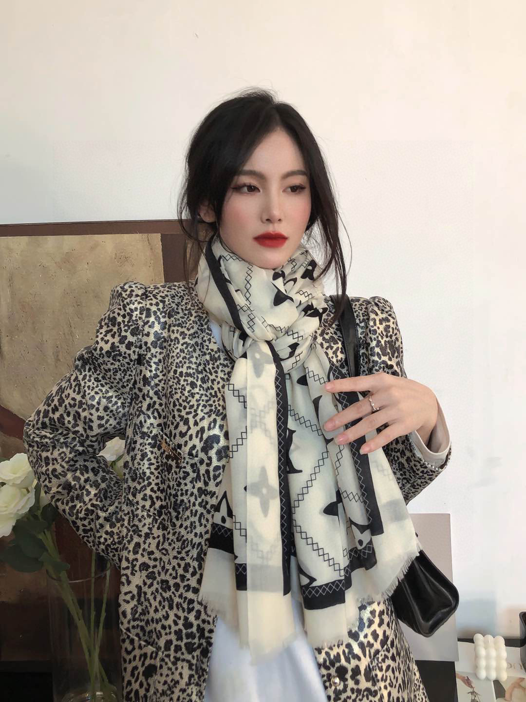   上新真心赞‼️【LV】薄羊绒长巾本款 羊绒长巾专柜同步‼️喷墨工艺呈现鲜活色彩。品质超级好‼️重磅巨