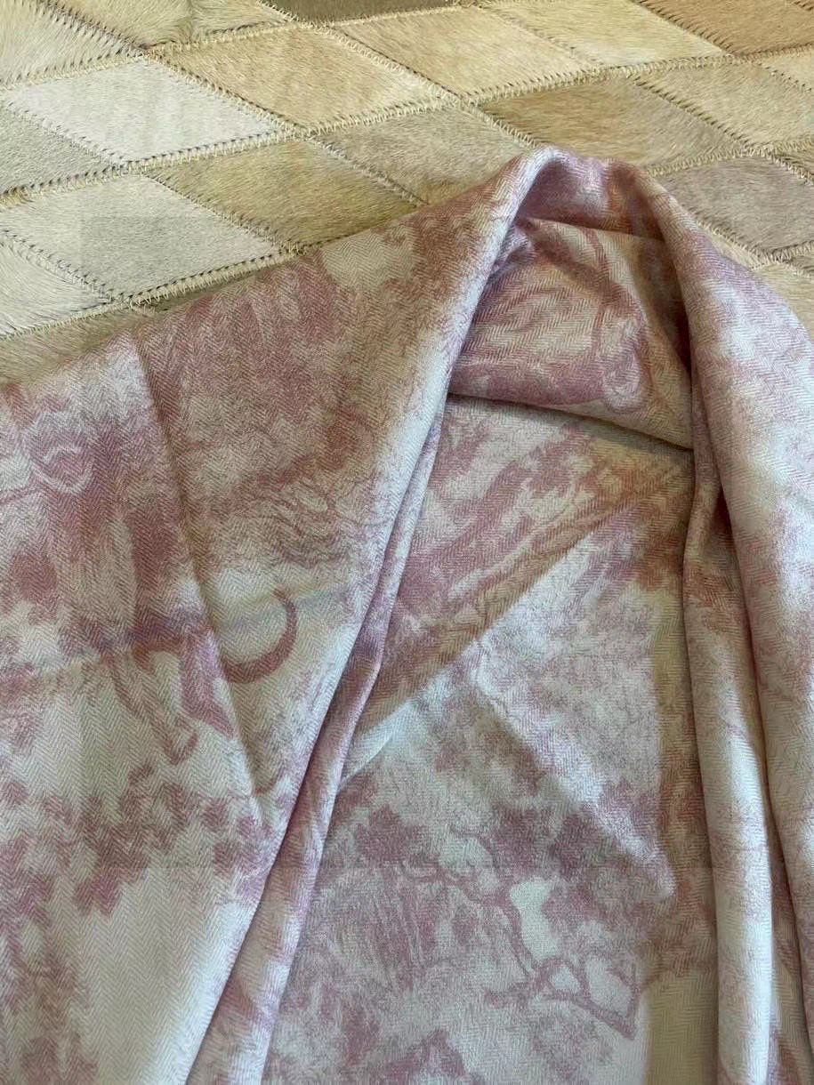  Dior ❤【️巴黎地图】黄金尺寸110*110
双面同色丝绒方巾
 不爱140繁复尺寸的姐妹可以选择