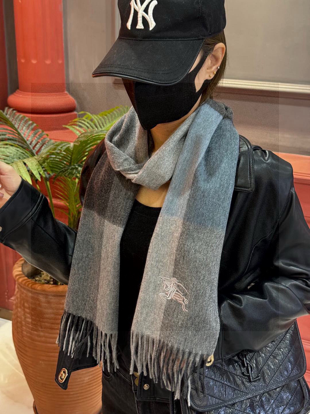   ✔️重磅推荐❗️巴宝莉 新品 ·情侣款 羊绒围巾❗️臻选上乘的山羊绒纤维，耗时耗力，再以清泉水浸泡涤