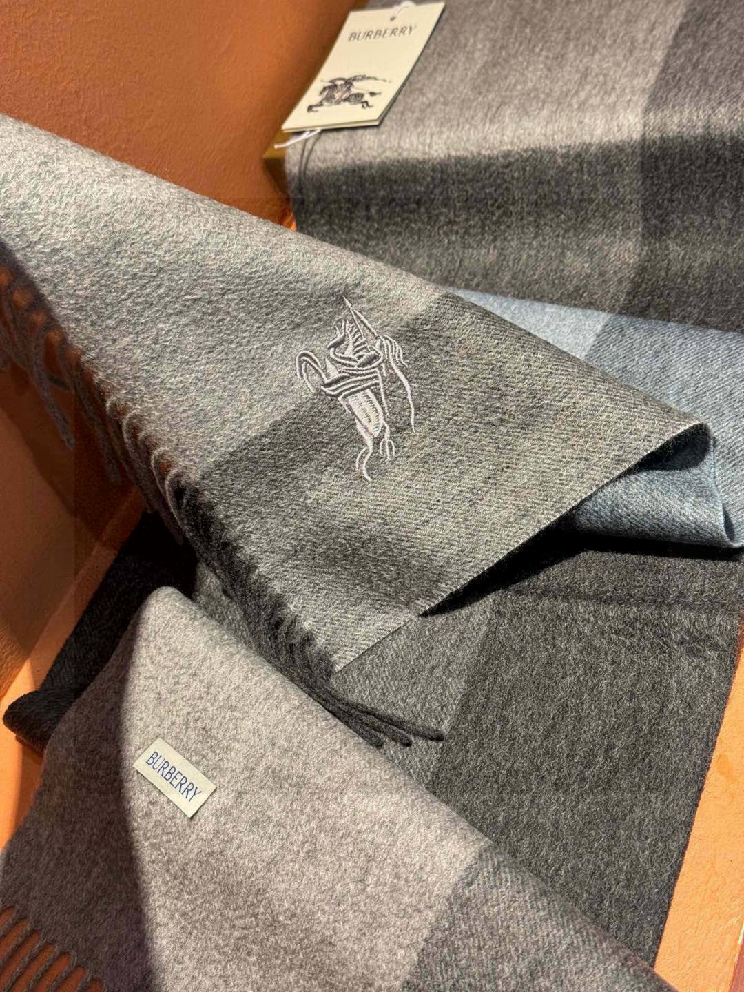   ✔️重磅推荐❗️巴宝莉 新品 ·情侣款 羊绒围巾❗️臻选上乘的山羊绒纤维，耗时耗力，再以清泉水浸泡涤