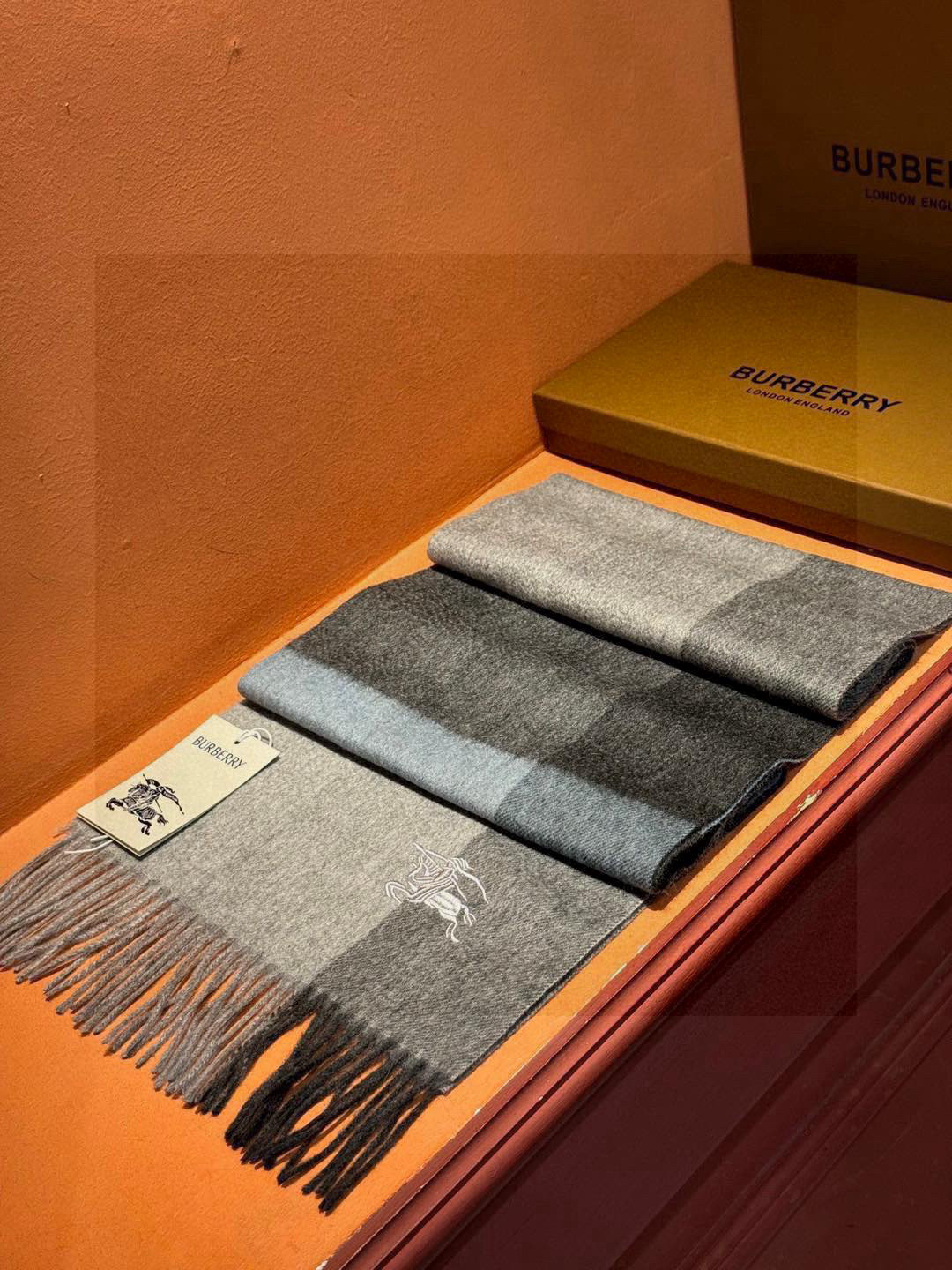   ✔️重磅推荐❗️巴宝莉 新品 ·情侣款 羊绒围巾❗️臻选上乘的山羊绒纤维，耗时耗力，再以清泉水浸泡涤