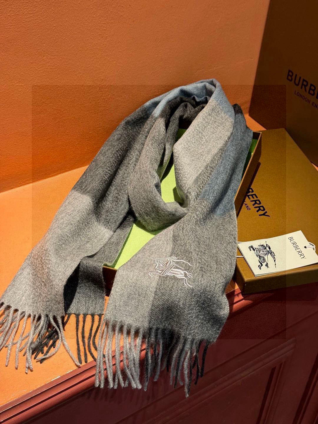   ✔️重磅推荐❗️巴宝莉 新品 ·情侣款 羊绒围巾❗️臻选上乘的山羊绒纤维，耗时耗力，再以清泉水浸泡涤