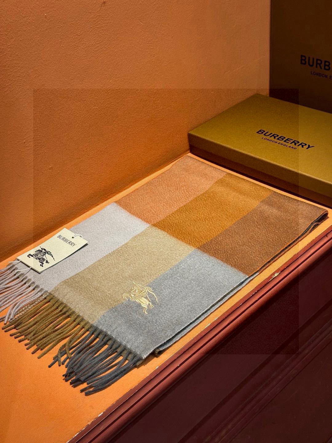   ✔️重磅推荐❗️巴宝莉 新品 ·情侣款 羊绒围巾❗️臻选上乘的山羊绒纤维，耗时耗力，再以清泉水浸泡涤