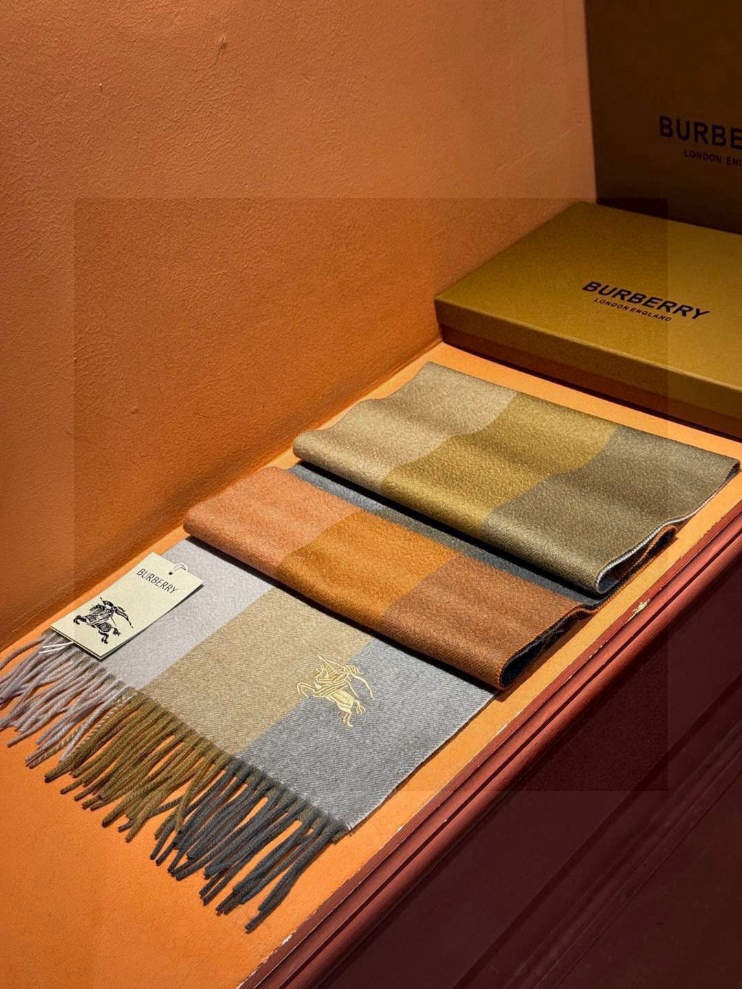   ✔️重磅推荐❗️巴宝莉 新品 ·情侣款 羊绒围巾❗️臻选上乘的山羊绒纤维，耗时耗力，再以清泉水浸泡涤