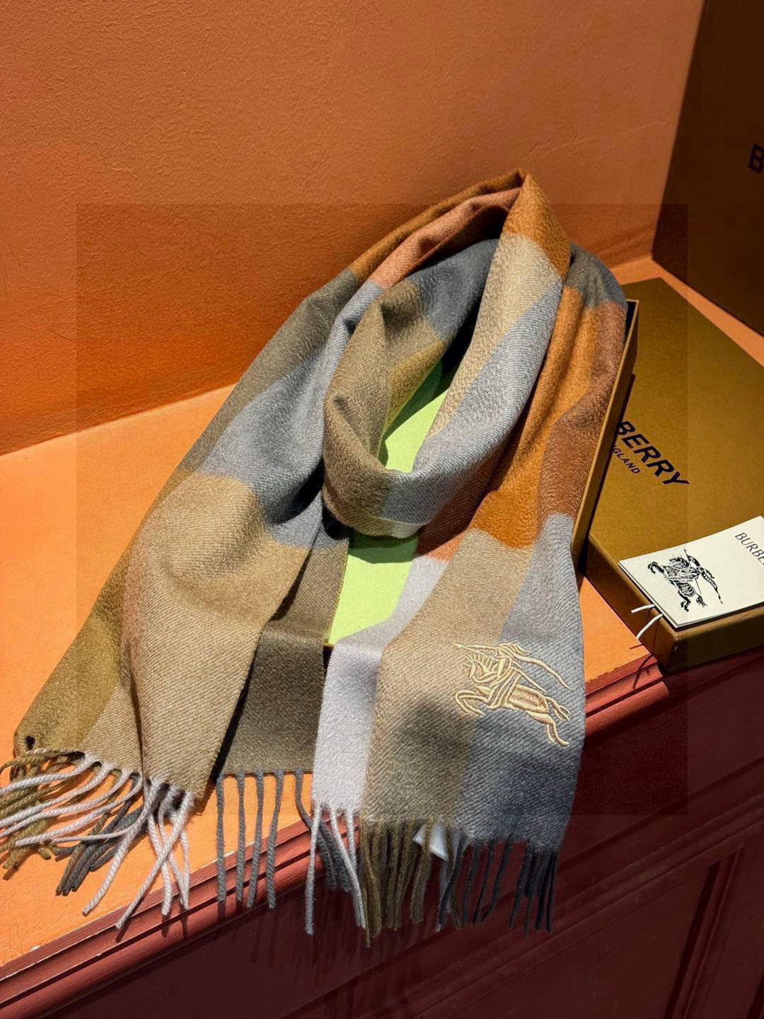   ✔️重磅推荐❗️巴宝莉 新品 ·情侣款 羊绒围巾❗️臻选上乘的山羊绒纤维，耗时耗力，再以清泉水浸泡涤