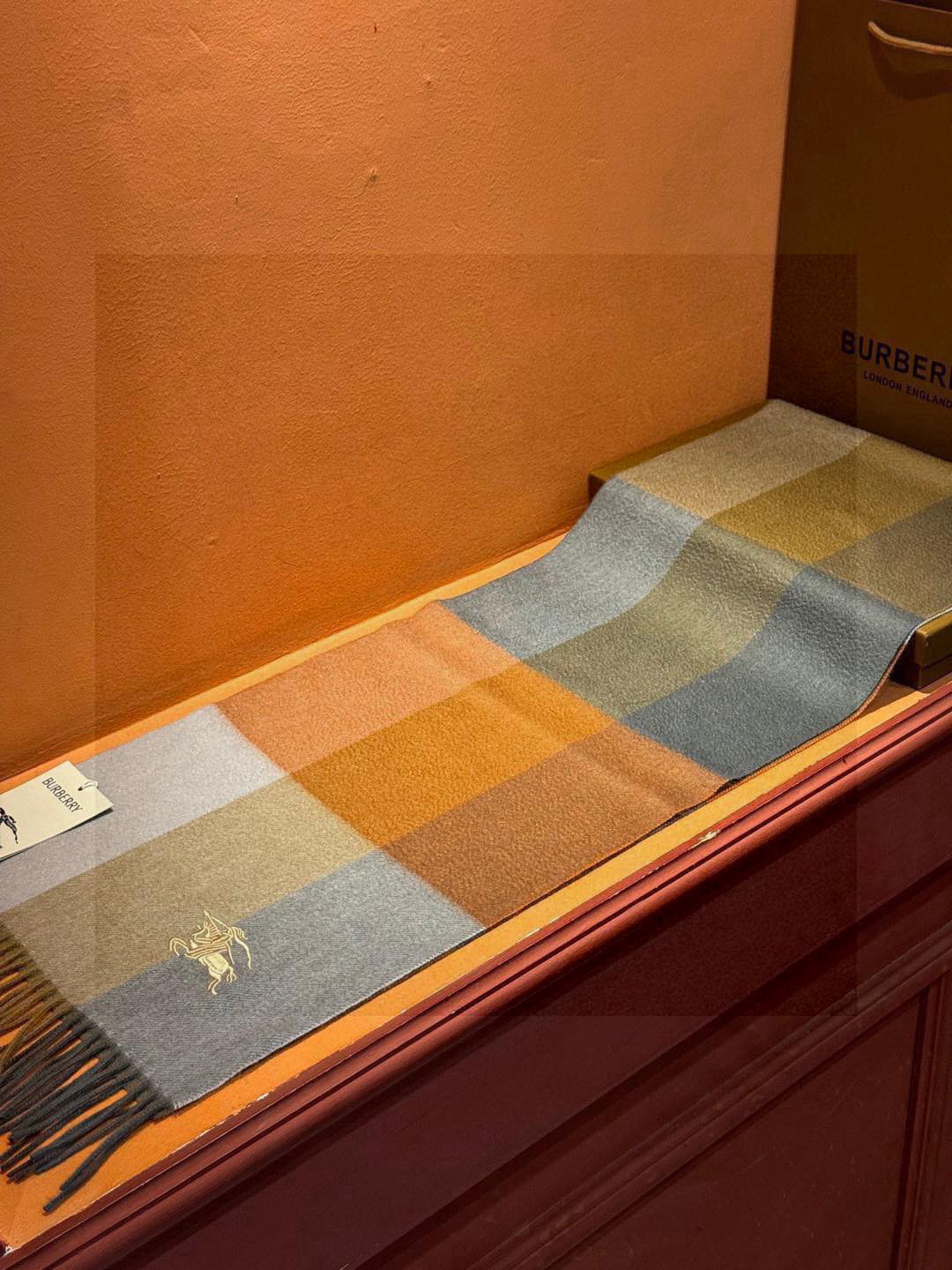   ✔️重磅推荐❗️巴宝莉 新品 ·情侣款 羊绒围巾❗️臻选上乘的山羊绒纤维，耗时耗力，再以清泉水浸泡涤