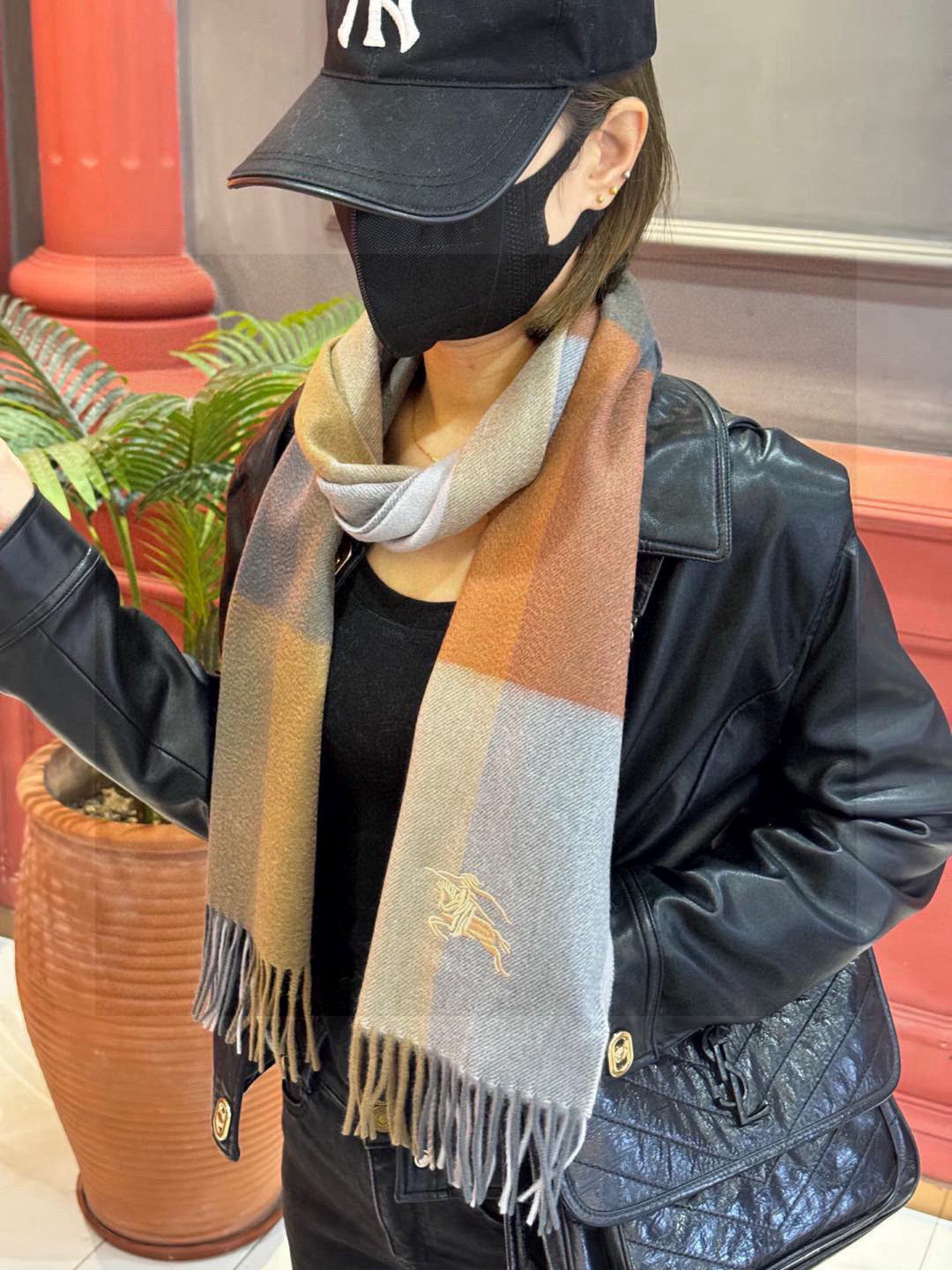   ✔️重磅推荐❗️巴宝莉 新品 ·情侣款 羊绒围巾❗️臻选上乘的山羊绒纤维，耗时耗力，再以清泉水浸泡涤