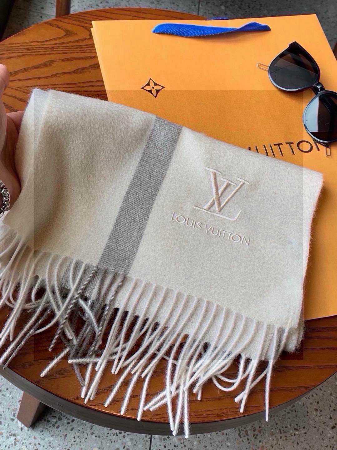  难得的高端男款，家属福利‼LV非常正的男士围巾~面料大爱，非常柔软细腻舒服‼大气简约，超级好看的男神配