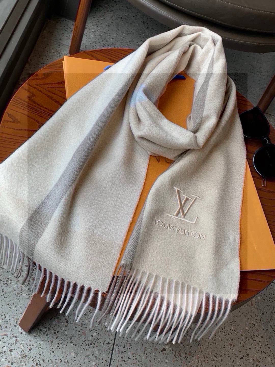  难得的高端男款，家属福利‼LV非常正的男士围巾~面料大爱，非常柔软细腻舒服‼大气简约，超级好看的男神配