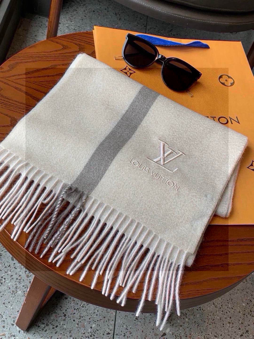  难得的高端男款，家属福利‼LV非常正的男士围巾~面料大爱，非常柔软细腻舒服‼大气简约，超级好看的男神配