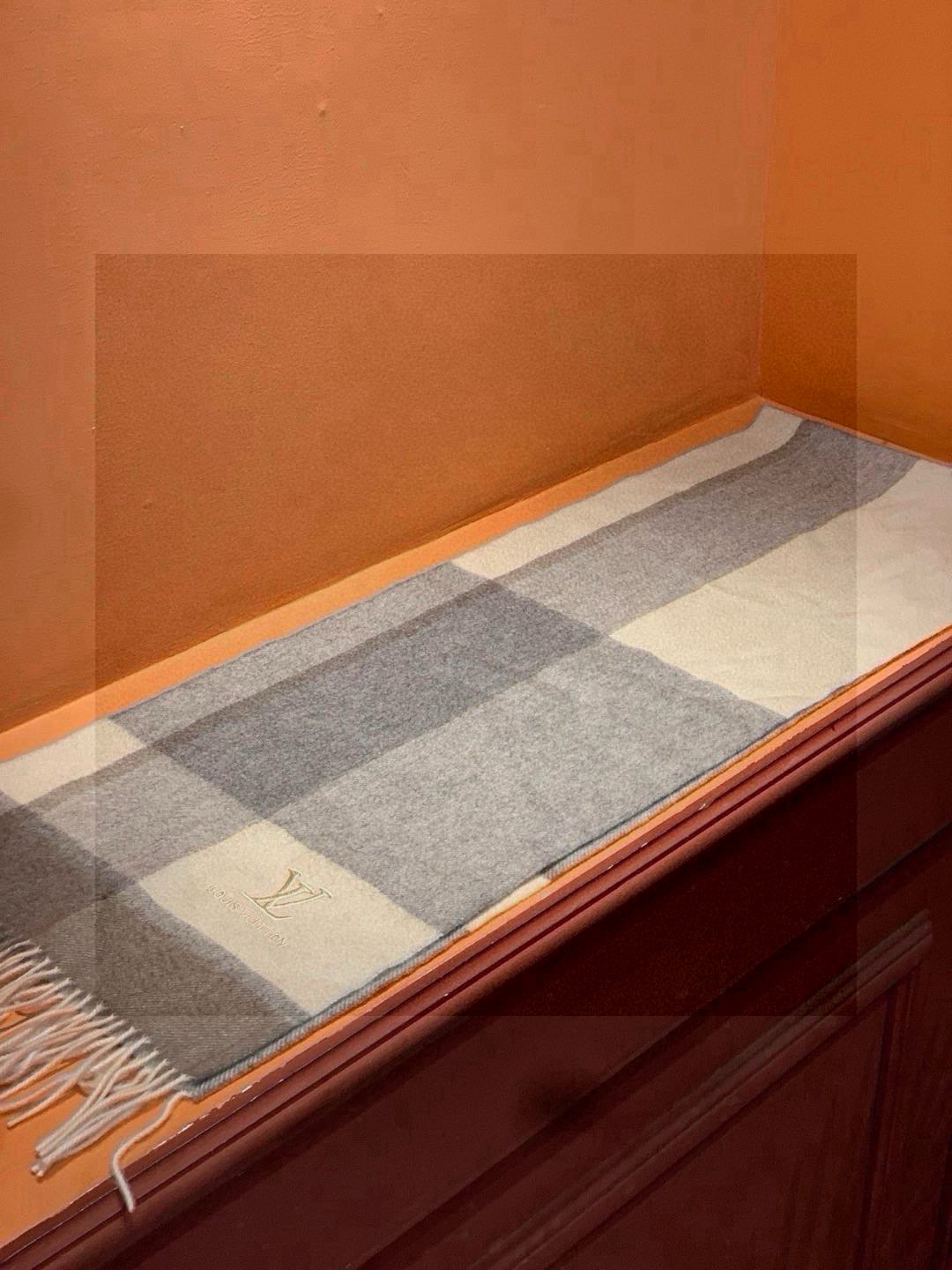   ✔️重磅推荐❗️LV 新品 ·情侣款 羊绒围巾❗️臻选上乘的山羊绒纤维，耗时耗力，再以清泉水浸泡涤荡