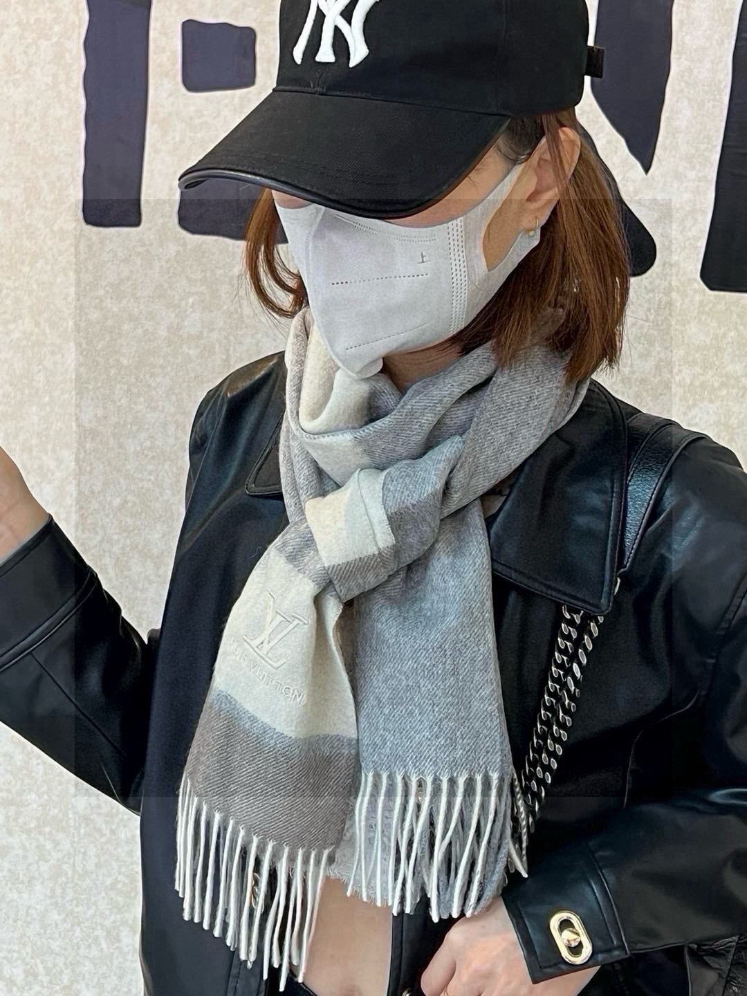   ✔️重磅推荐❗️LV 新品 ·情侣款 羊绒围巾❗️臻选上乘的山羊绒纤维，耗时耗力，再以清泉水浸泡涤荡