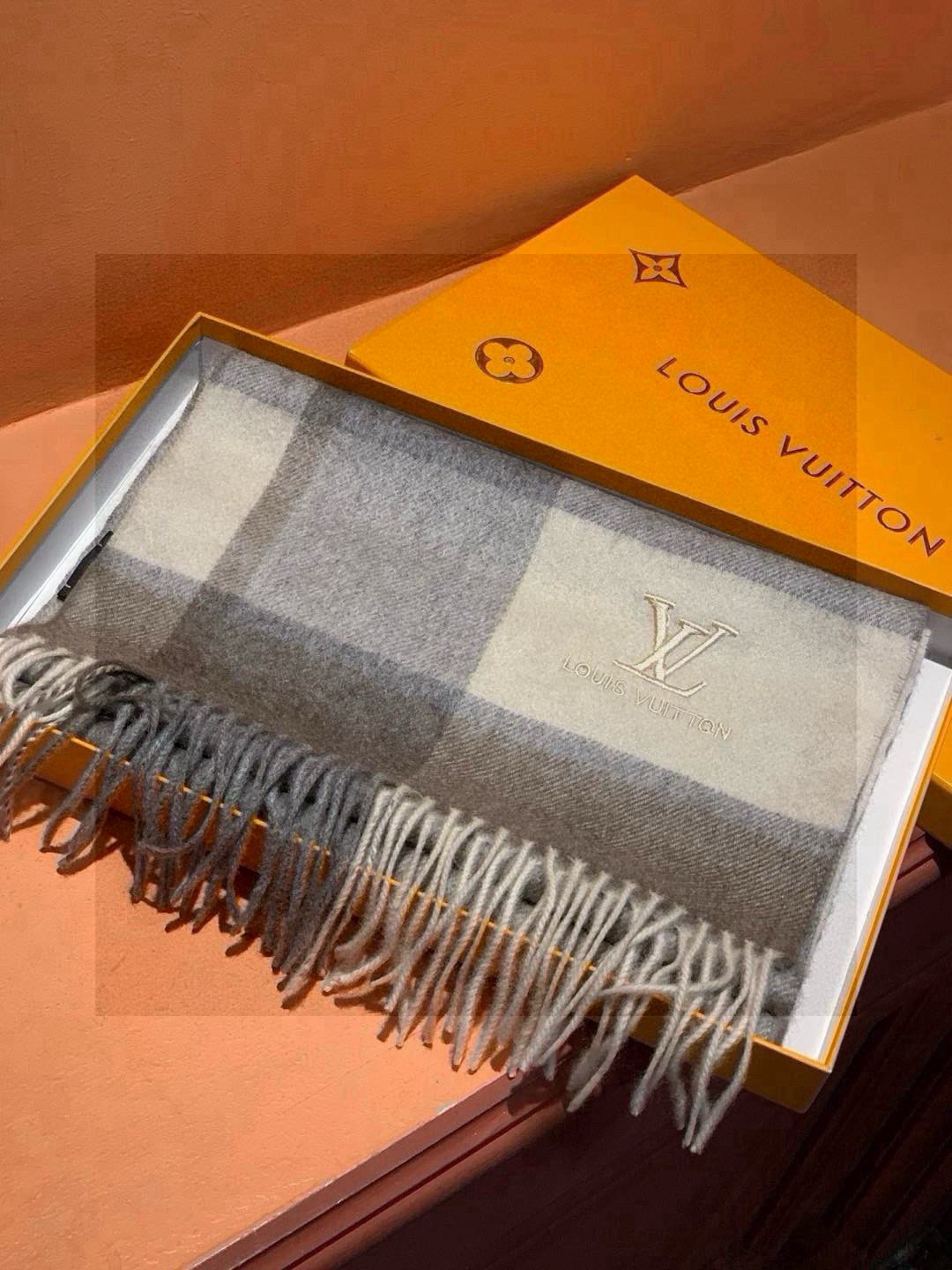   ✔️重磅推荐❗️LV 新品 ·情侣款 羊绒围巾❗️臻选上乘的山羊绒纤维，耗时耗力，再以清泉水浸泡涤荡