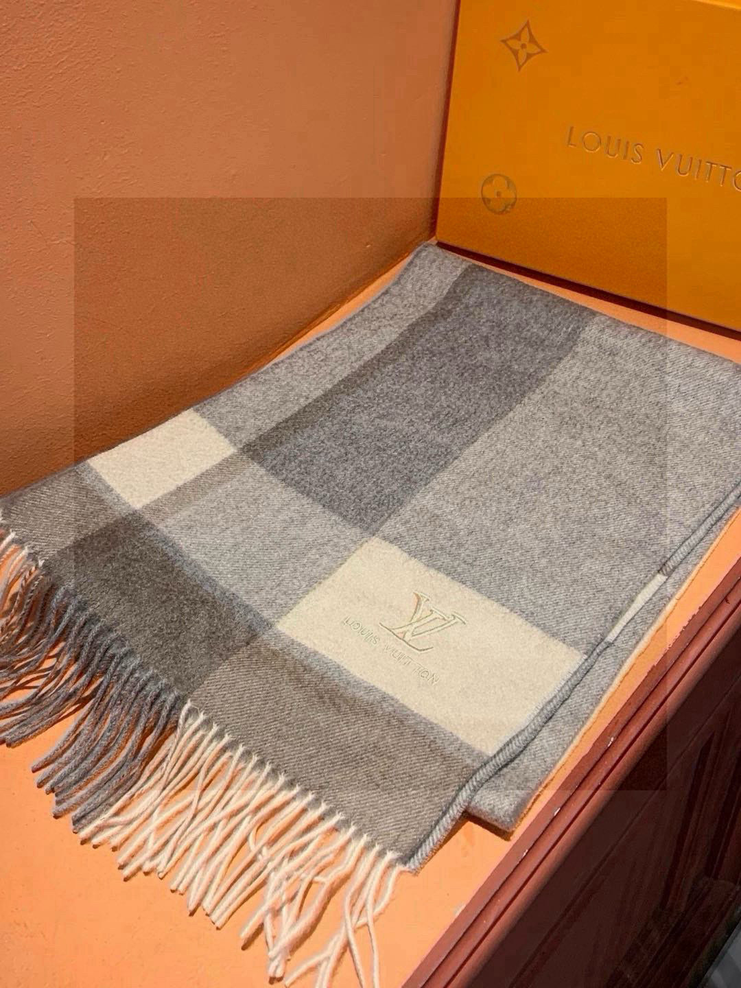   ✔️重磅推荐❗️LV 新品 ·情侣款 羊绒围巾❗️臻选上乘的山羊绒纤维，耗时耗力，再以清泉水浸泡涤荡