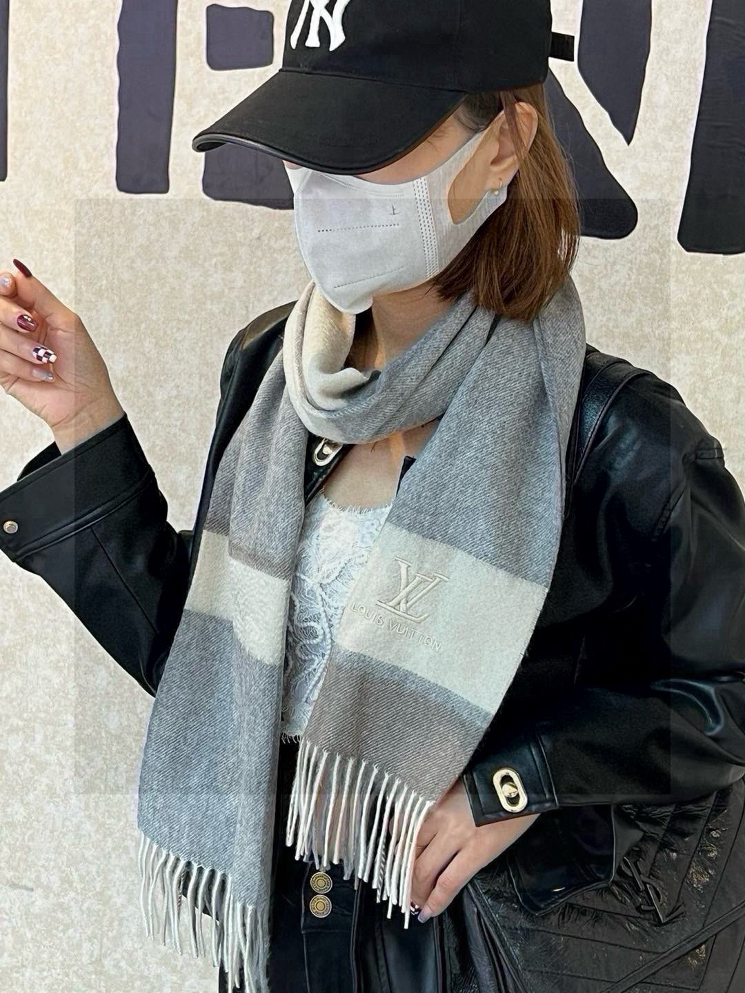   ✔️重磅推荐❗️LV 新品 ·情侣款 羊绒围巾❗️臻选上乘的山羊绒纤维，耗时耗力，再以清泉水浸泡涤荡