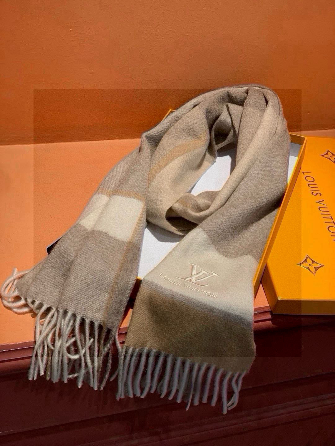   ✔️重磅推荐❗️LV 新品 ·情侣款 羊绒围巾❗️臻选上乘的山羊绒纤维，耗时耗力，再以清泉水浸泡涤荡