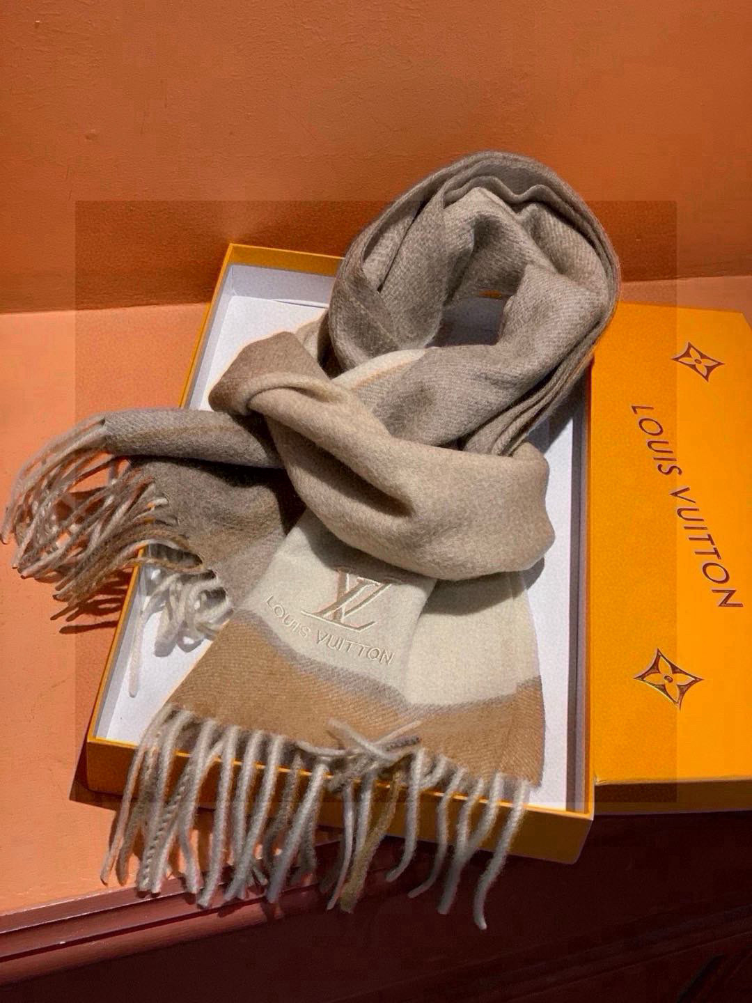   ✔️重磅推荐❗️LV 新品 ·情侣款 羊绒围巾❗️臻选上乘的山羊绒纤维，耗时耗力，再以清泉水浸泡涤荡