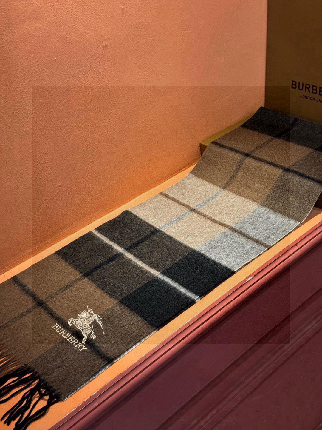   ✔️重磅推荐❗️巴宝莉 新品 ·情侣款 羊绒围巾❗️臻选上乘的山羊绒纤维，耗时耗力，再以清泉水浸泡涤