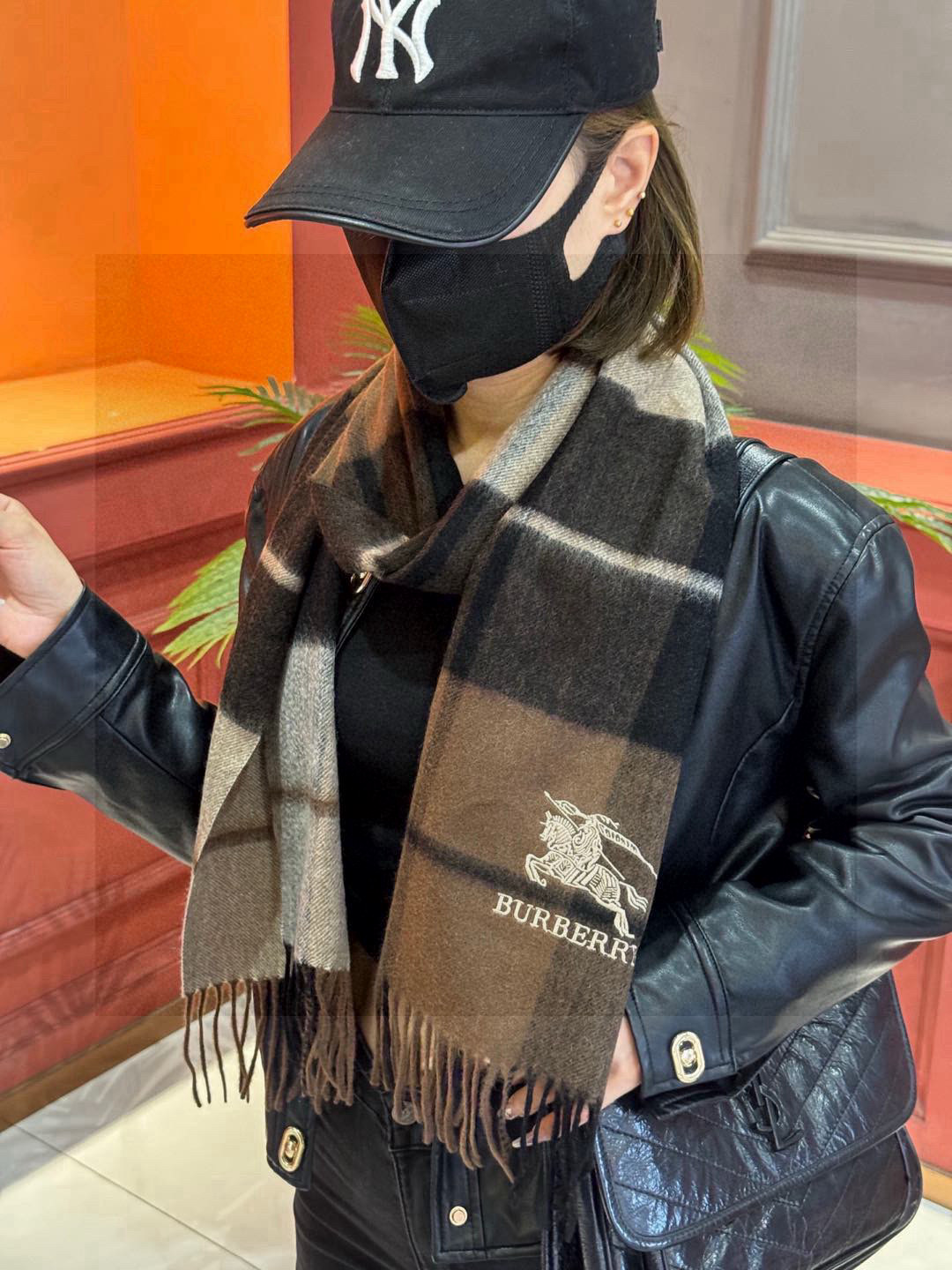   ✔️重磅推荐❗️巴宝莉 新品 ·情侣款 羊绒围巾❗️臻选上乘的山羊绒纤维，耗时耗力，再以清泉水浸泡涤