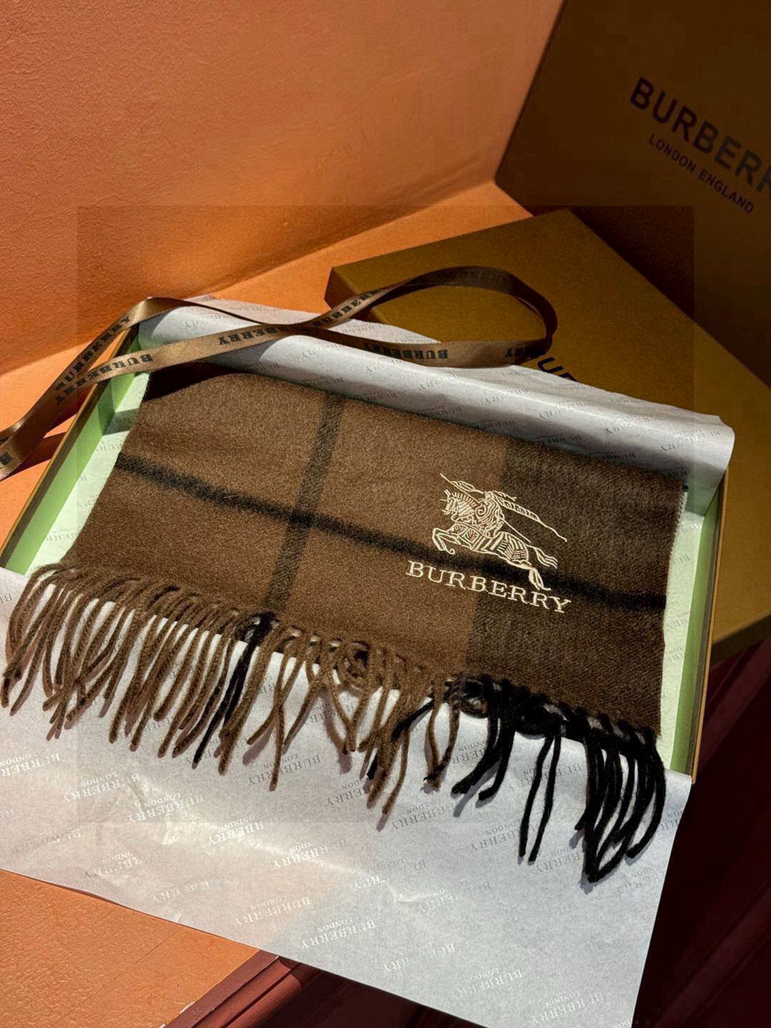   ✔️重磅推荐❗️巴宝莉 新品 ·情侣款 羊绒围巾❗️臻选上乘的山羊绒纤维，耗时耗力，再以清泉水浸泡涤