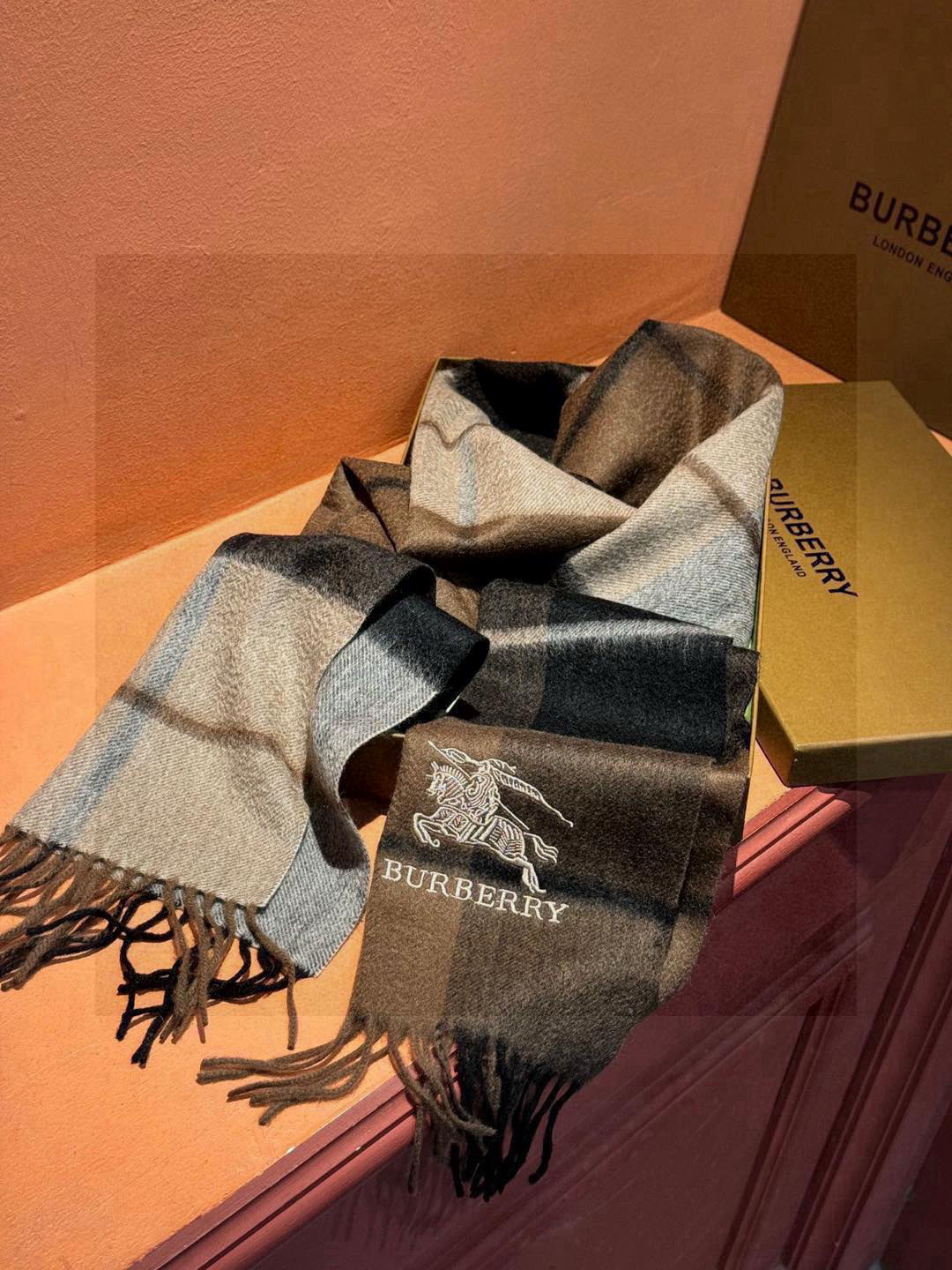   ✔️重磅推荐❗️巴宝莉 新品 ·情侣款 羊绒围巾❗️臻选上乘的山羊绒纤维，耗时耗力，再以清泉水浸泡涤