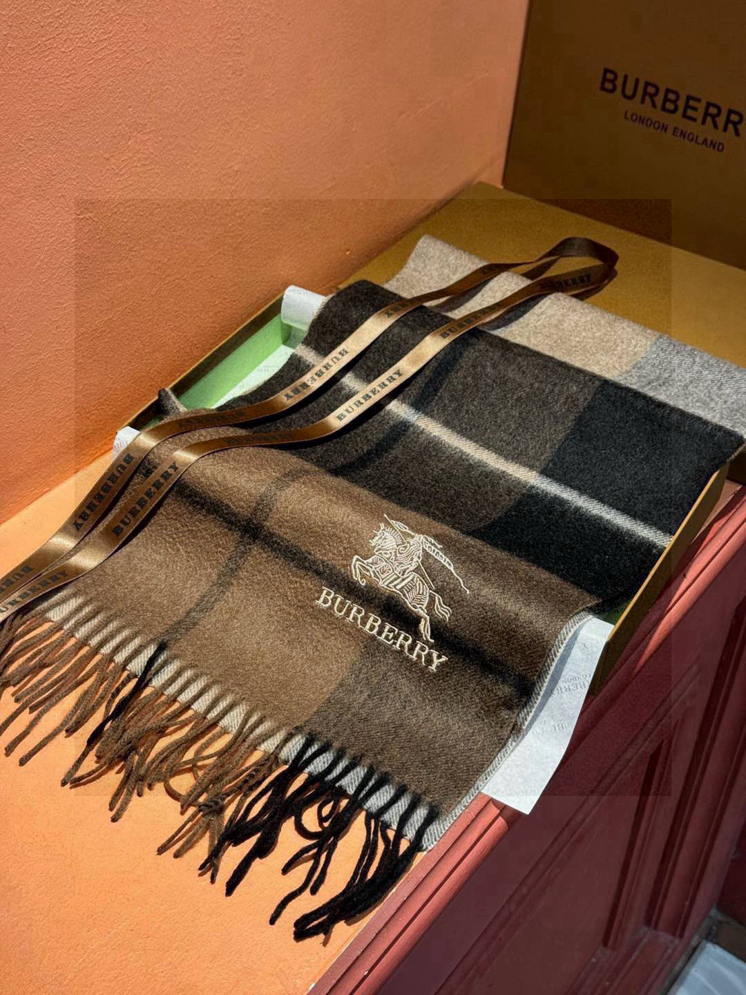   ✔️重磅推荐❗️巴宝莉 新品 ·情侣款 羊绒围巾❗️臻选上乘的山羊绒纤维，耗时耗力，再以清泉水浸泡涤