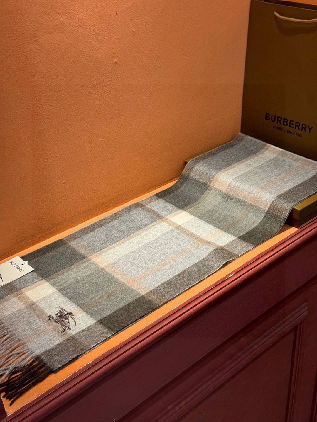   ✔️重磅推荐❗️巴宝莉 新品 ·情侣款 羊绒围巾❗️臻选上乘的山羊绒纤维，耗时耗力，再以清泉水浸泡涤