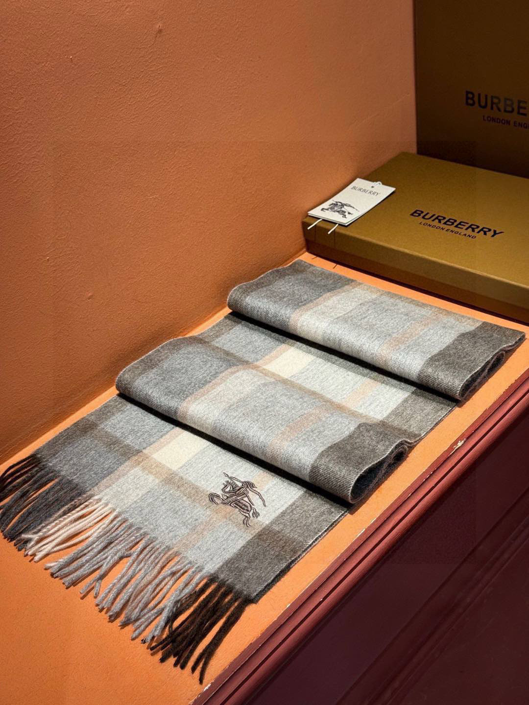   ✔️重磅推荐❗️巴宝莉 新品 ·情侣款 羊绒围巾❗️臻选上乘的山羊绒纤维，耗时耗力，再以清泉水浸泡涤