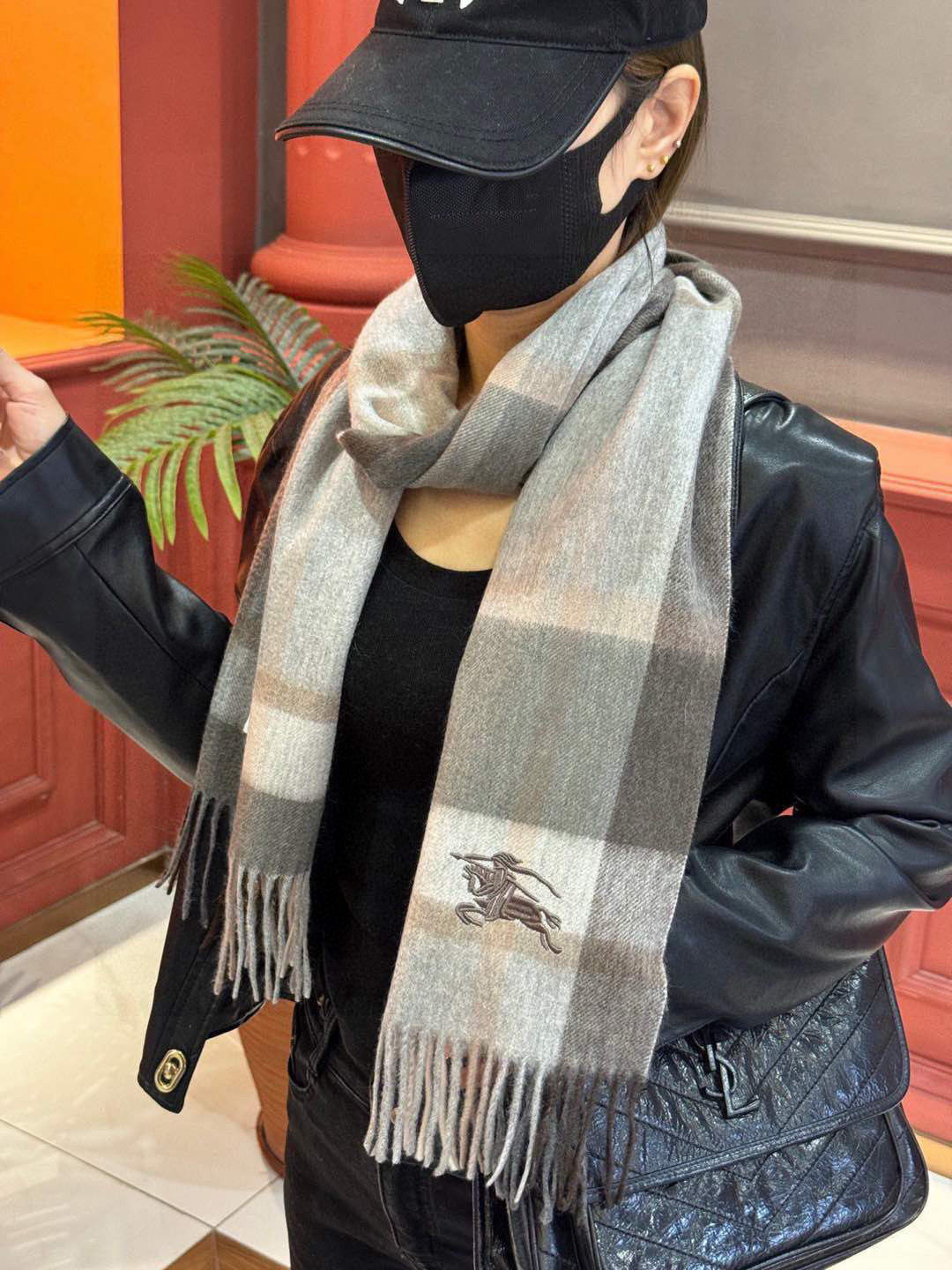   ✔️重磅推荐❗️巴宝莉 新品 ·情侣款 羊绒围巾❗️臻选上乘的山羊绒纤维，耗时耗力，再以清泉水浸泡涤