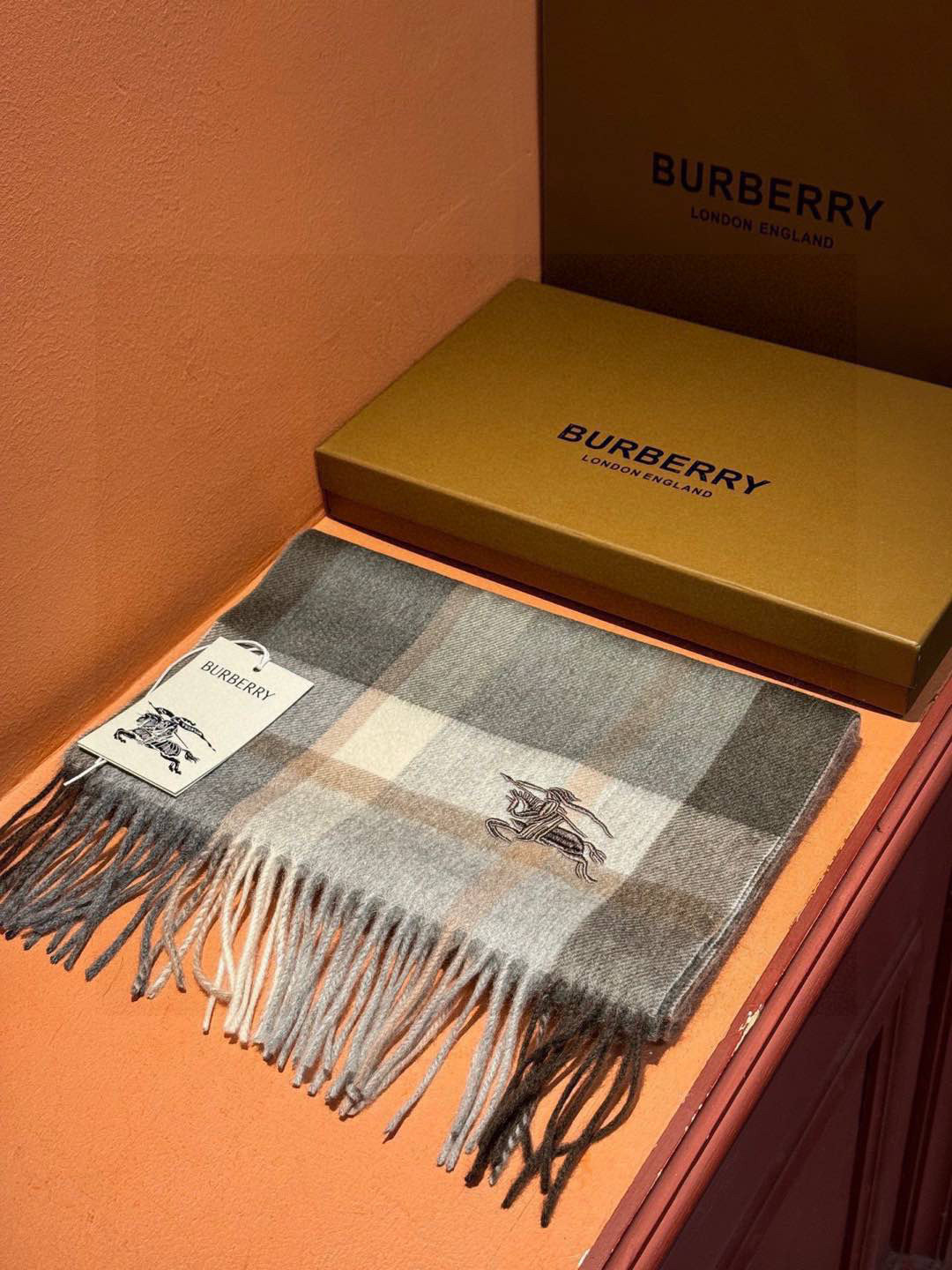   ✔️重磅推荐❗️巴宝莉 新品 ·情侣款 羊绒围巾❗️臻选上乘的山羊绒纤维，耗时耗力，再以清泉水浸泡涤