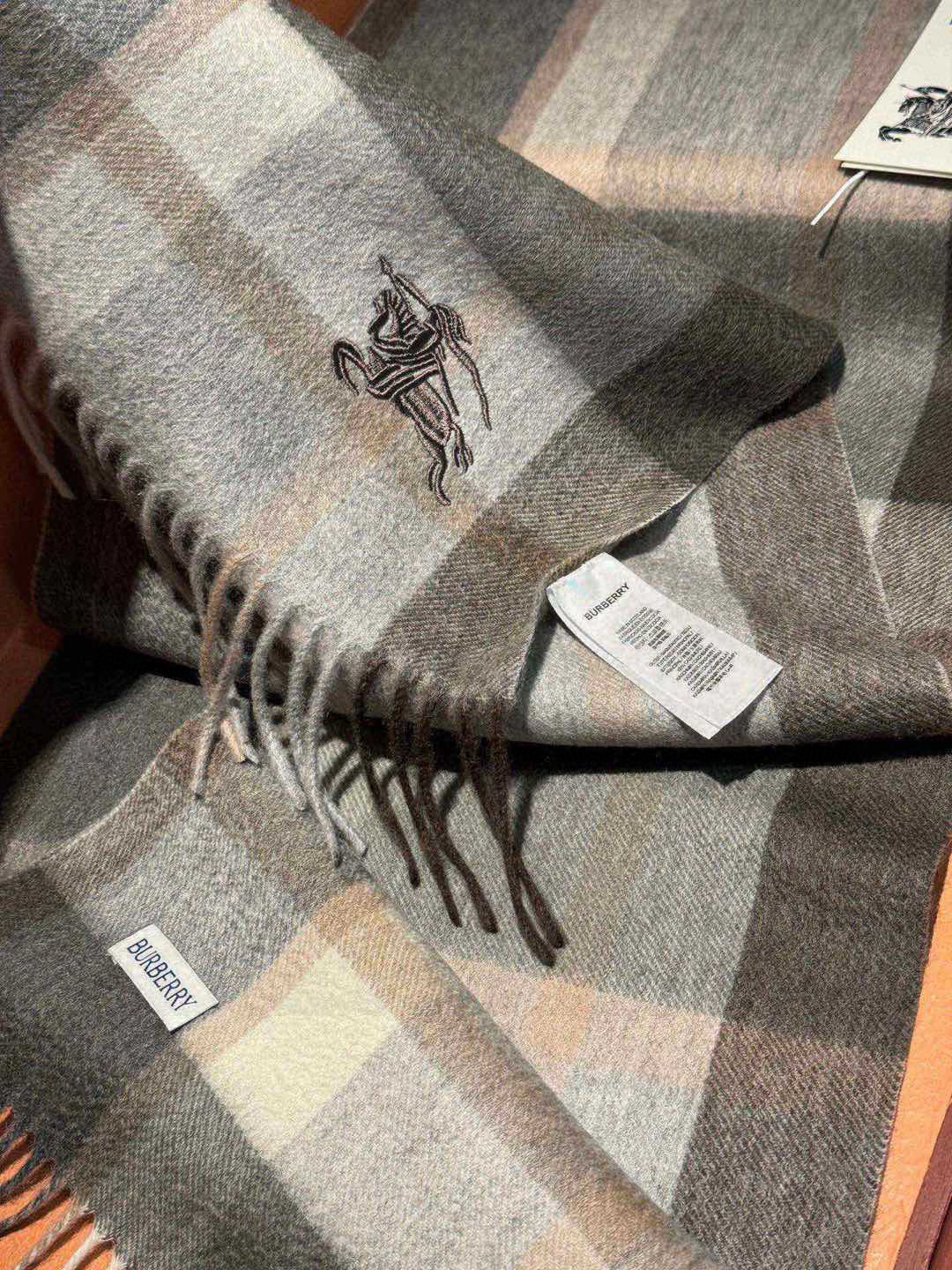   ✔️重磅推荐❗️巴宝莉 新品 ·情侣款 羊绒围巾❗️臻选上乘的山羊绒纤维，耗时耗力，再以清泉水浸泡涤