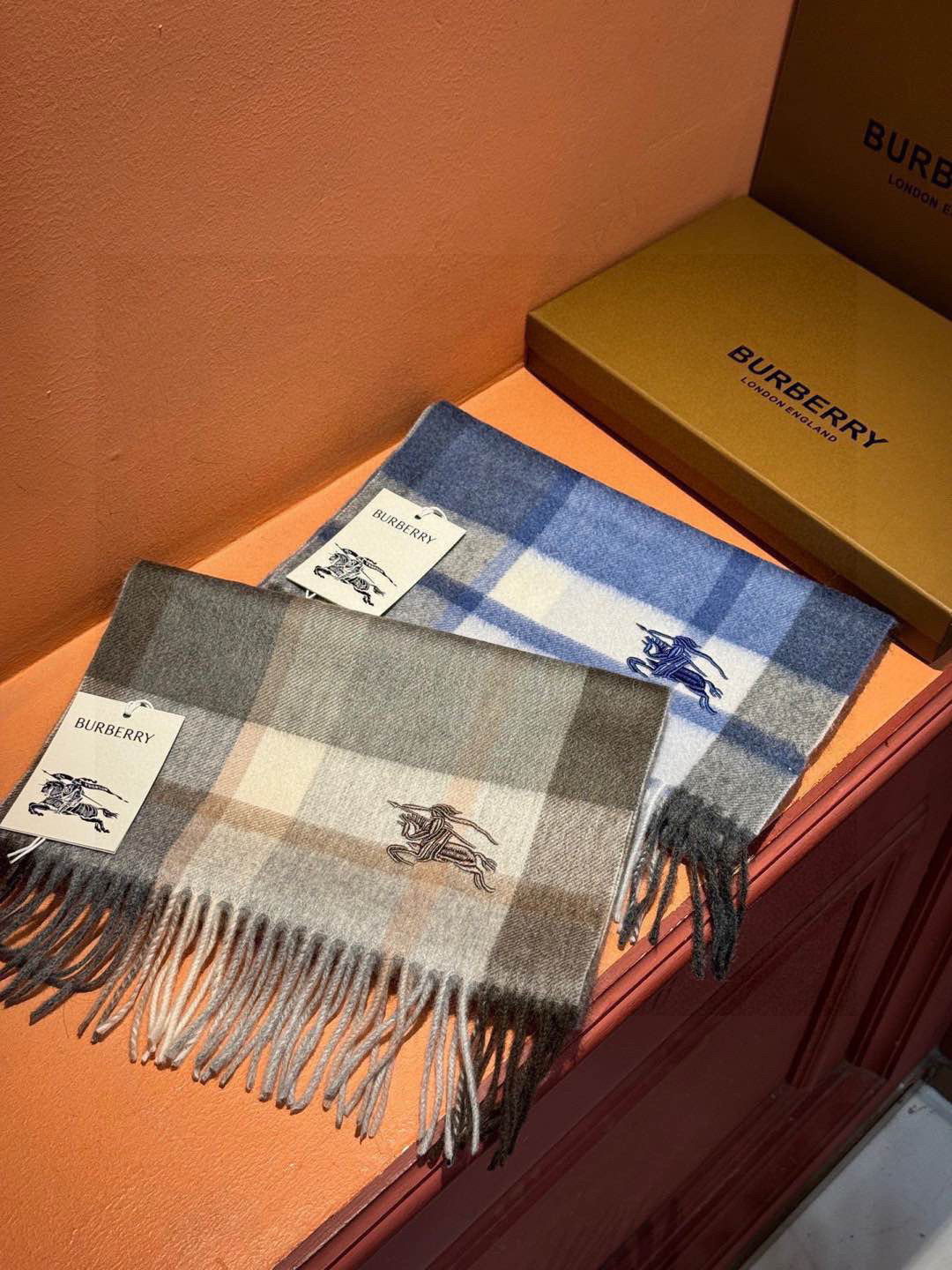   ✔️重磅推荐❗️巴宝莉 新品 ·情侣款 羊绒围巾❗️臻选上乘的山羊绒纤维，耗时耗力，再以清泉水浸泡涤