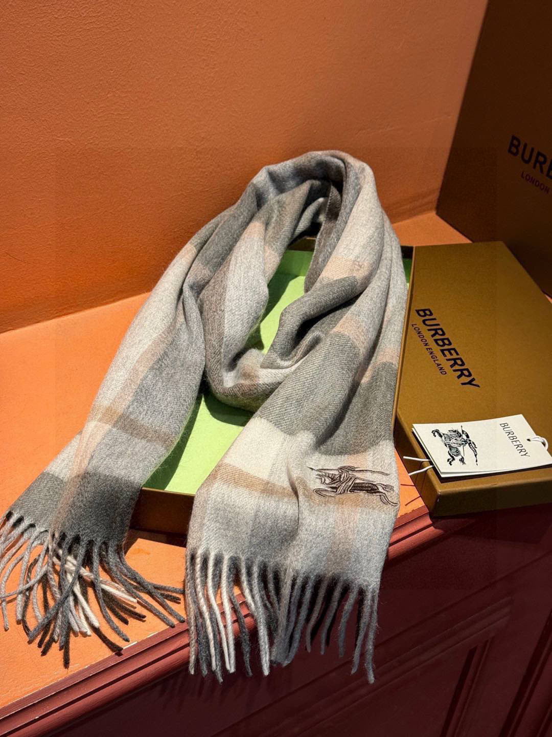   ✔️重磅推荐❗️巴宝莉 新品 ·情侣款 羊绒围巾❗️臻选上乘的山羊绒纤维，耗时耗力，再以清泉水浸泡涤