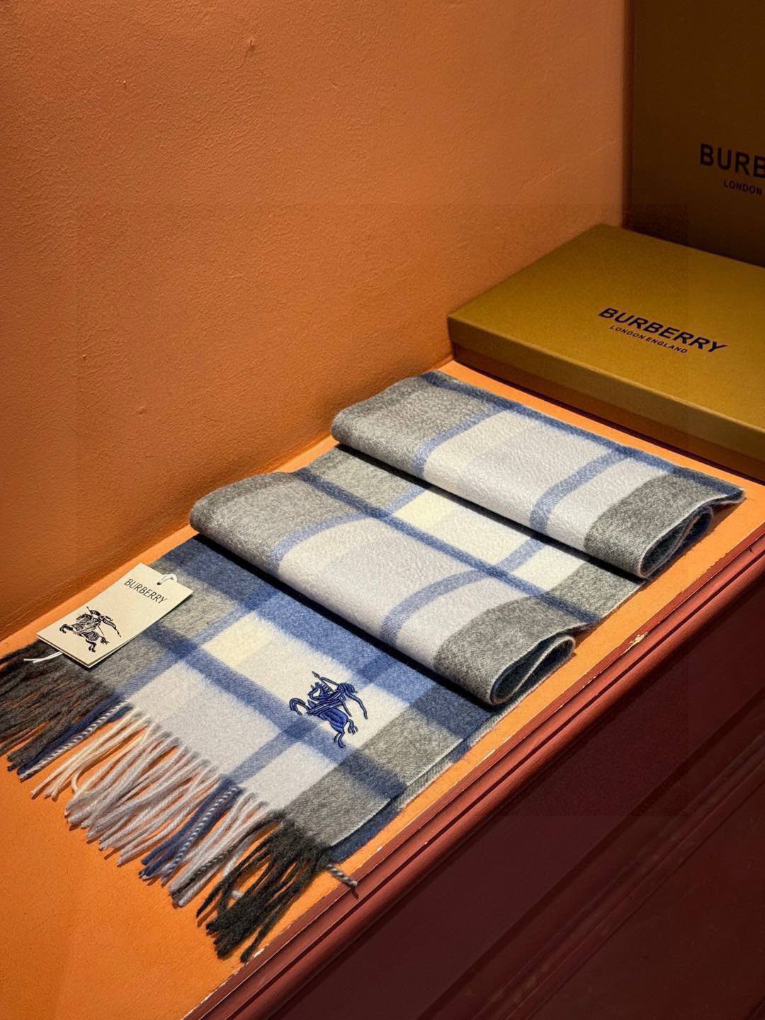   ✔️重磅推荐❗️巴宝莉 新品 ·情侣款 羊绒围巾❗️臻选上乘的山羊绒纤维，耗时耗力，再以清泉水浸泡涤