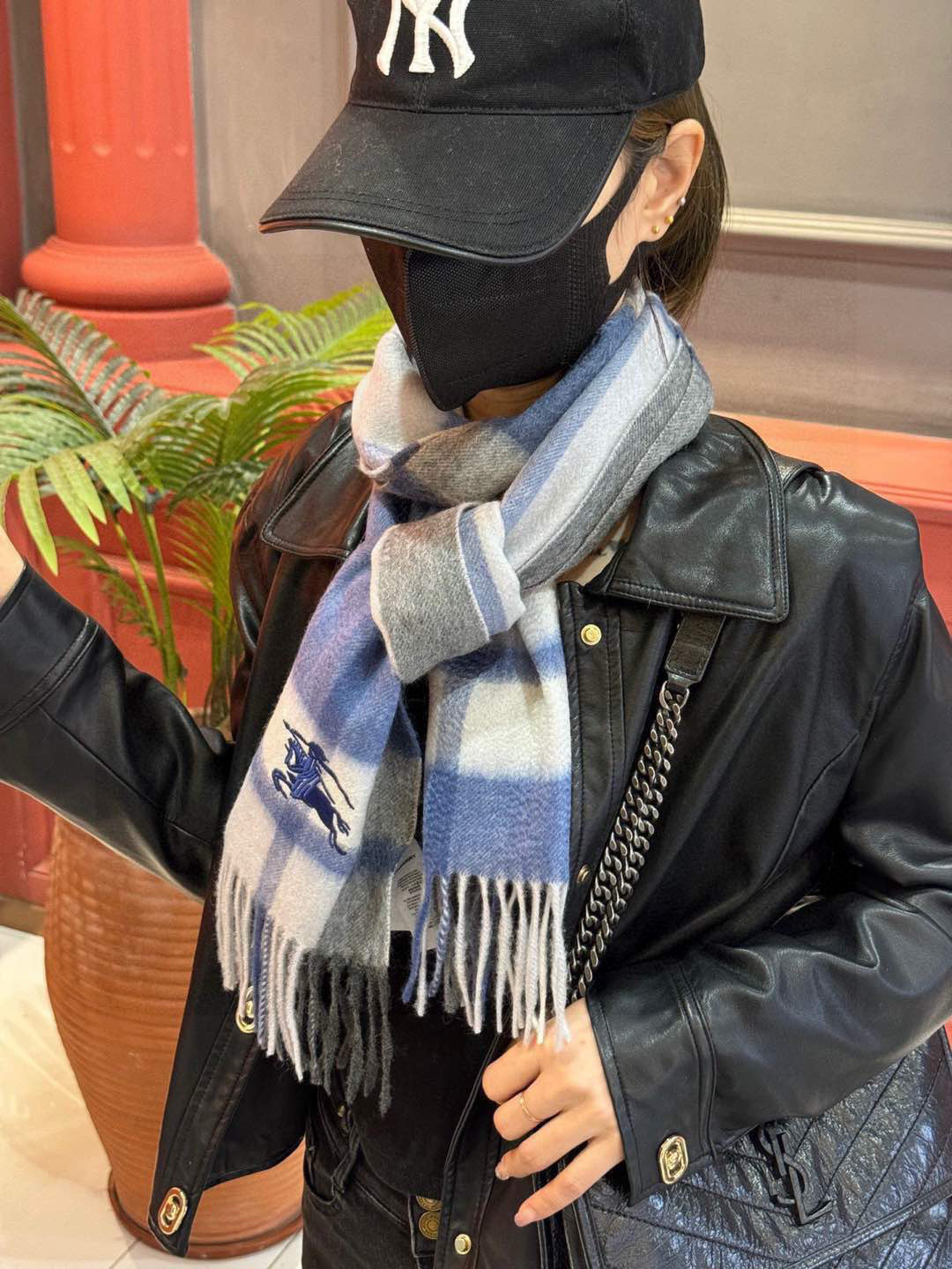   ✔️重磅推荐❗️巴宝莉 新品 ·情侣款 羊绒围巾❗️臻选上乘的山羊绒纤维，耗时耗力，再以清泉水浸泡涤