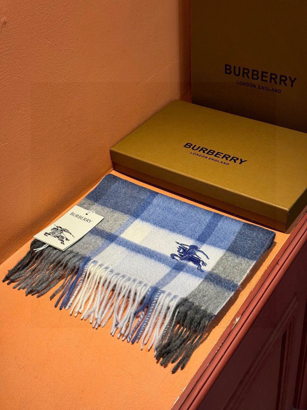   ✔️重磅推荐❗️巴宝莉 新品 ·情侣款 羊绒围巾❗️臻选上乘的山羊绒纤维，耗时耗力，再以清泉水浸泡涤