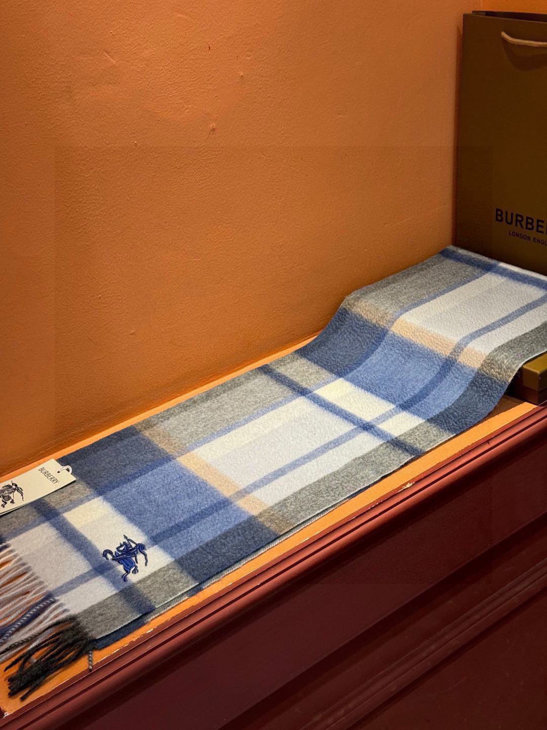   ✔️重磅推荐❗️巴宝莉 新品 ·情侣款 羊绒围巾❗️臻选上乘的山羊绒纤维，耗时耗力，再以清泉水浸泡涤