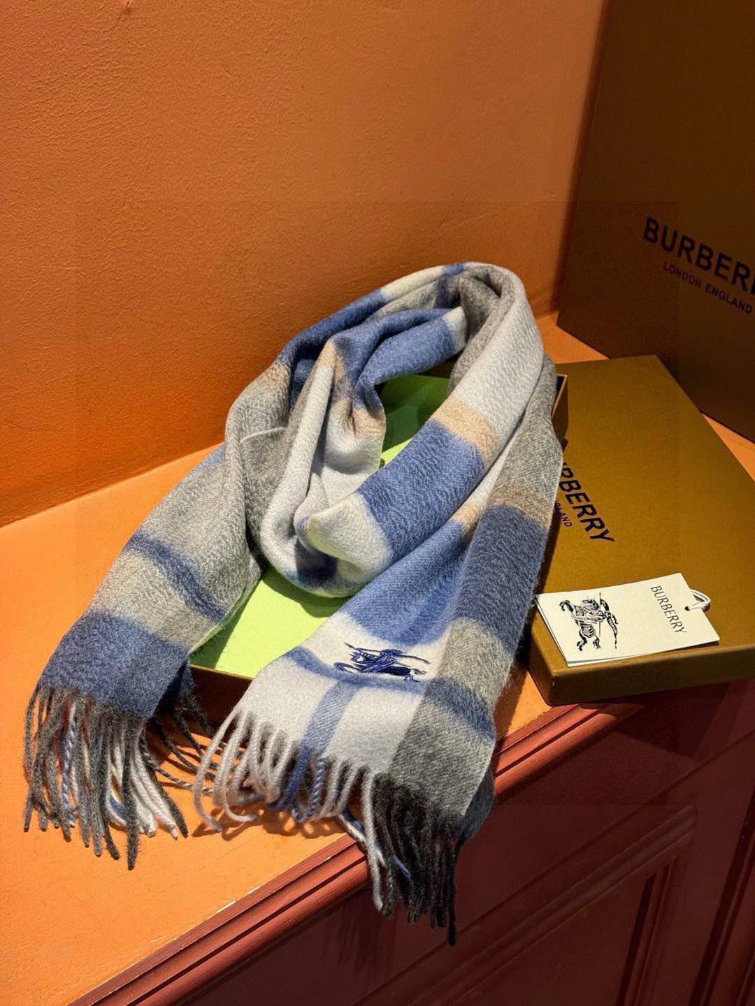   ✔️重磅推荐❗️巴宝莉 新品 ·情侣款 羊绒围巾❗️臻选上乘的山羊绒纤维，耗时耗力，再以清泉水浸泡涤