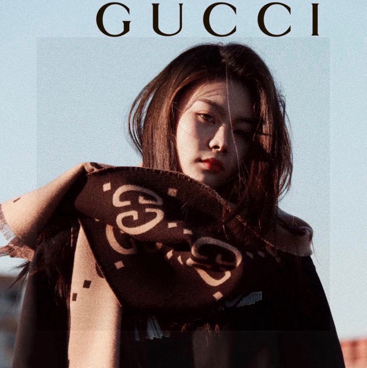   品名   菱形字母 面料：丝羊毛 尺寸：35*190颜色：咖色 
羊毛真丝围巾，装饰超大造型 设计G