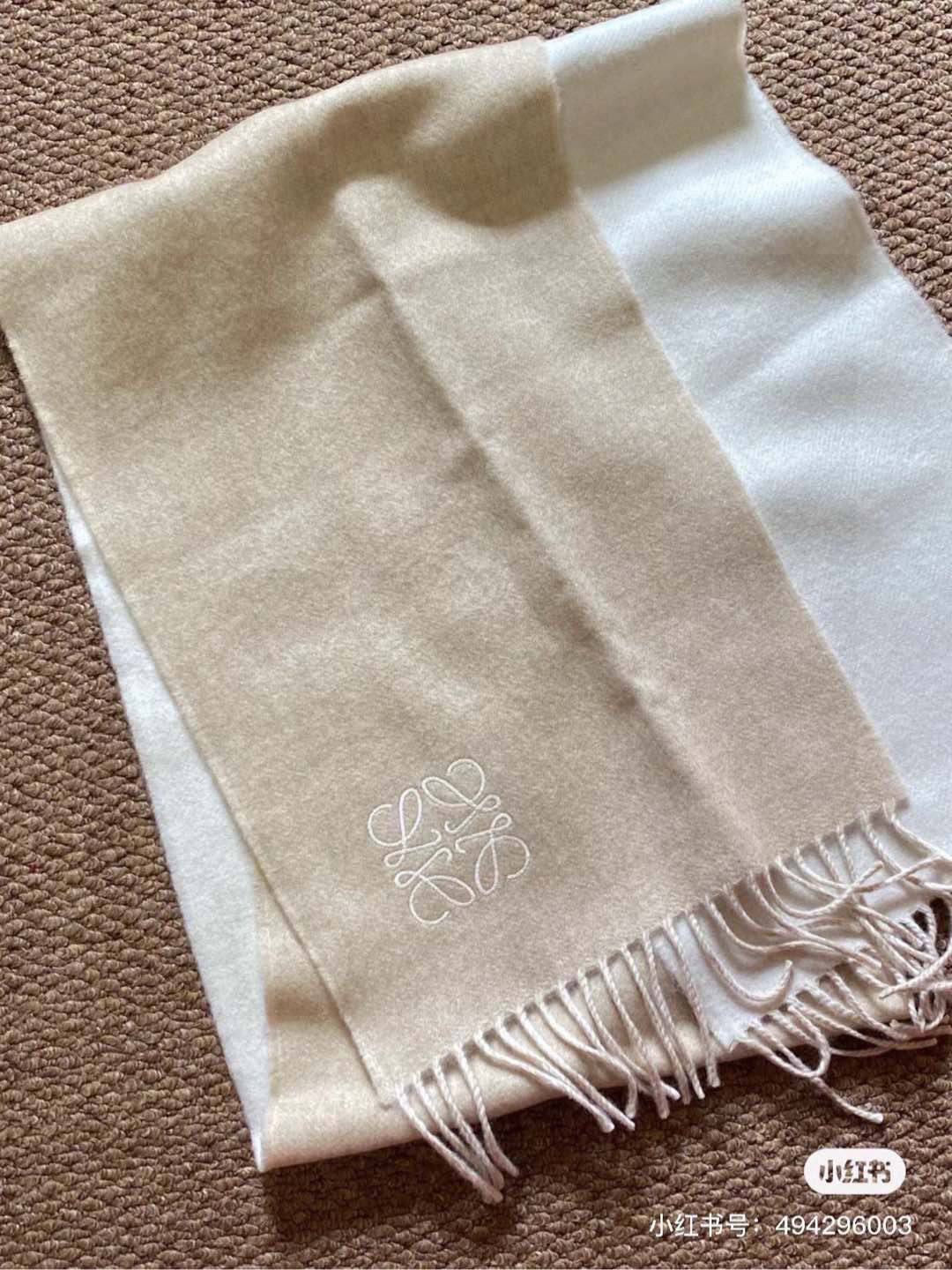    没见过吧，很少有人在柜里见过这条围巾😳当时发售的时候内地给的就特别少，原版是客户在日本中古店买到的