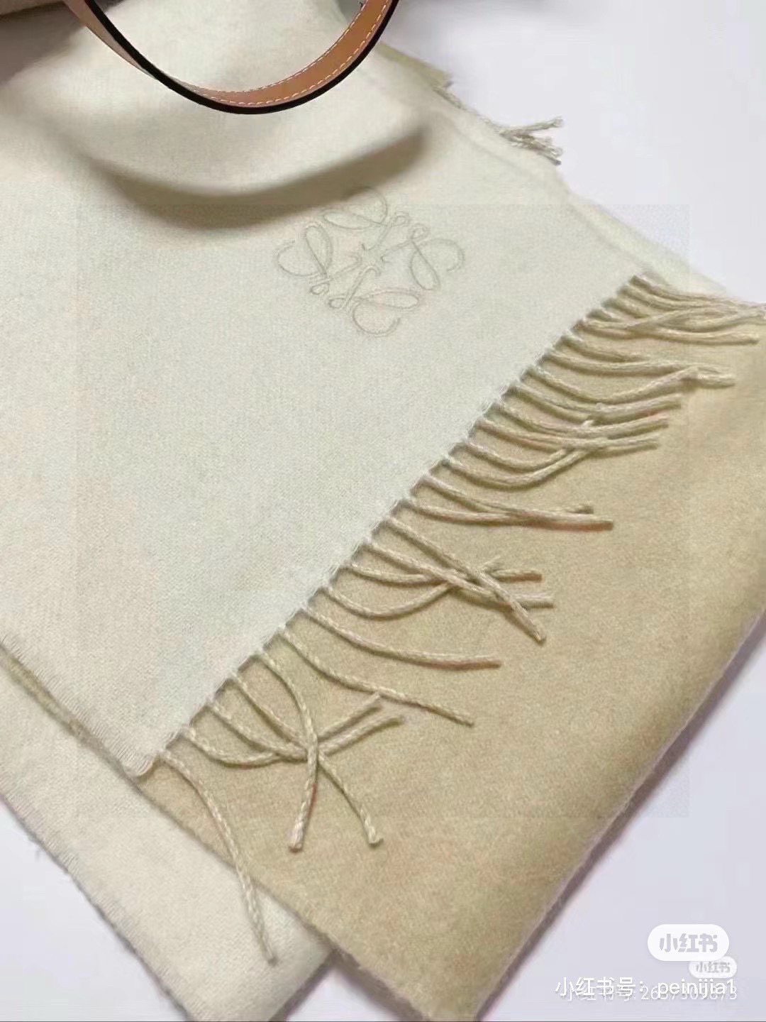    没见过吧，很少有人在柜里见过这条围巾😳当时发售的时候内地给的就特别少，原版是客户在日本中古店买到的